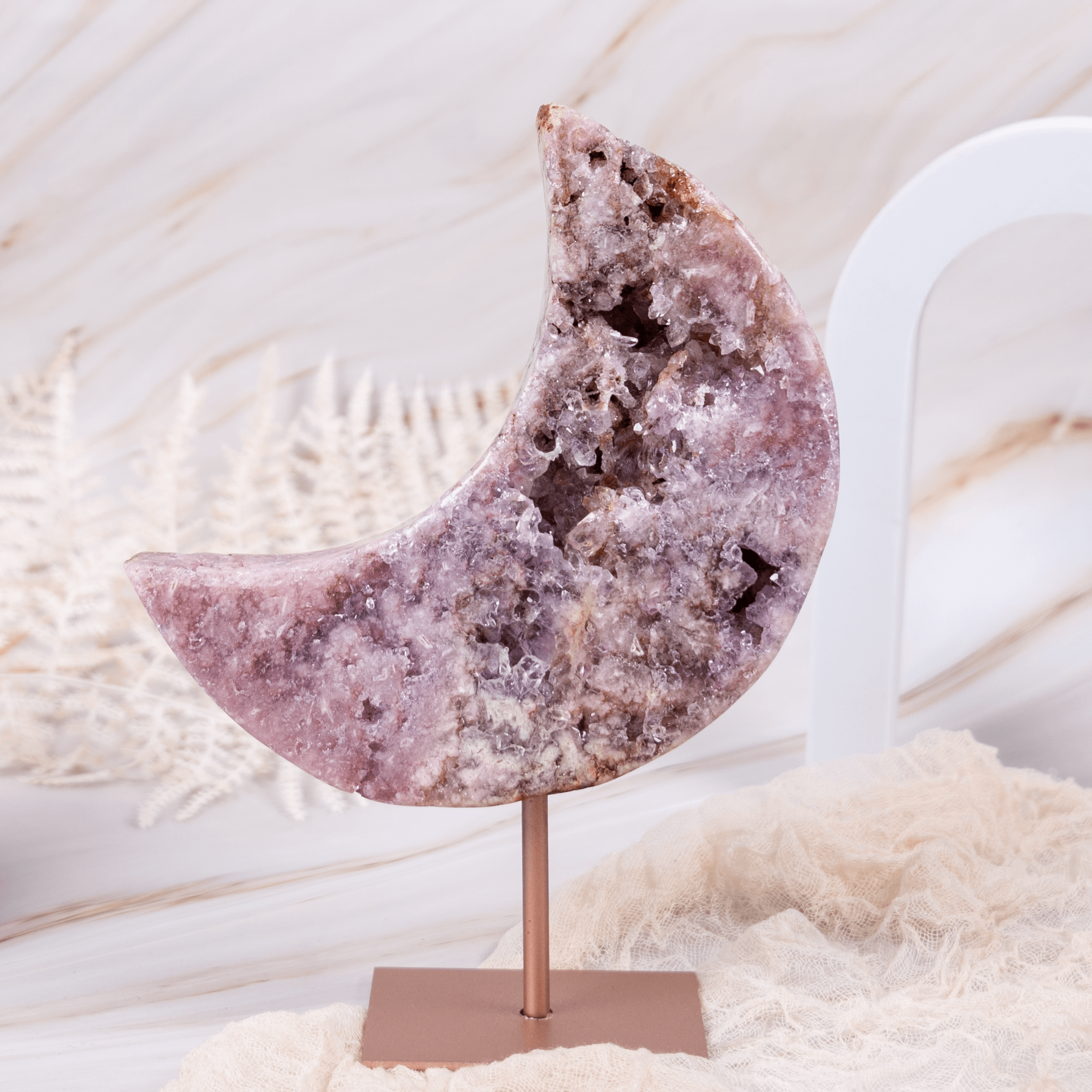 Pink Pinker Amethyst Mond Moon auf Ständer rosegold gold Metall druzy Glitzer Sparkle lila rosa flieder lavendel Edelstein Kristall Heilstein Carving