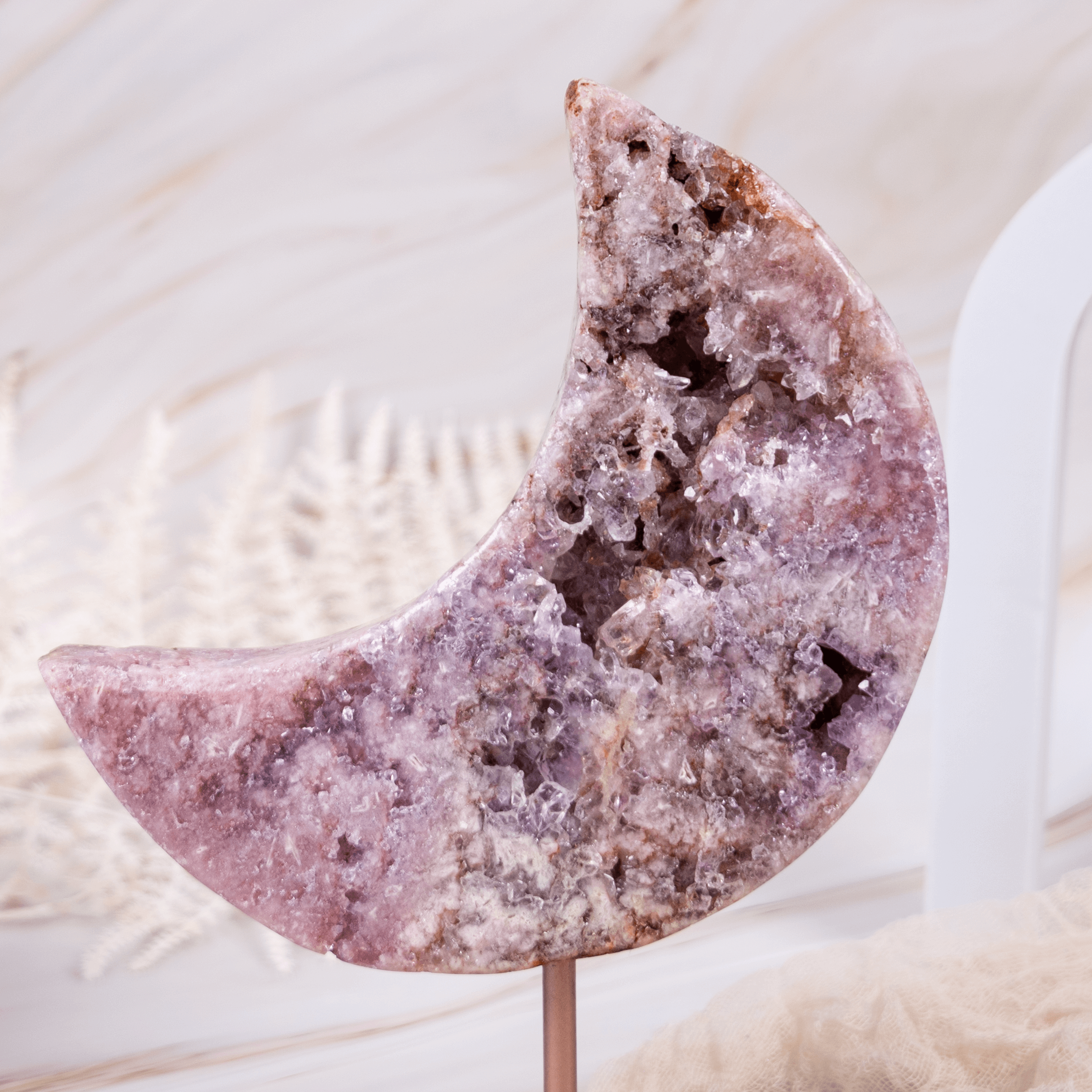 Pink Pinker Amethyst Mond Moon auf Ständer rosegold gold Metall druzy Glitzer Sparkle lila rosa flieder lavendel Edelstein Kristall Heilstein Carving Statement Bubble geschnitzt Sterne Sternenhimmel Deko Sonne