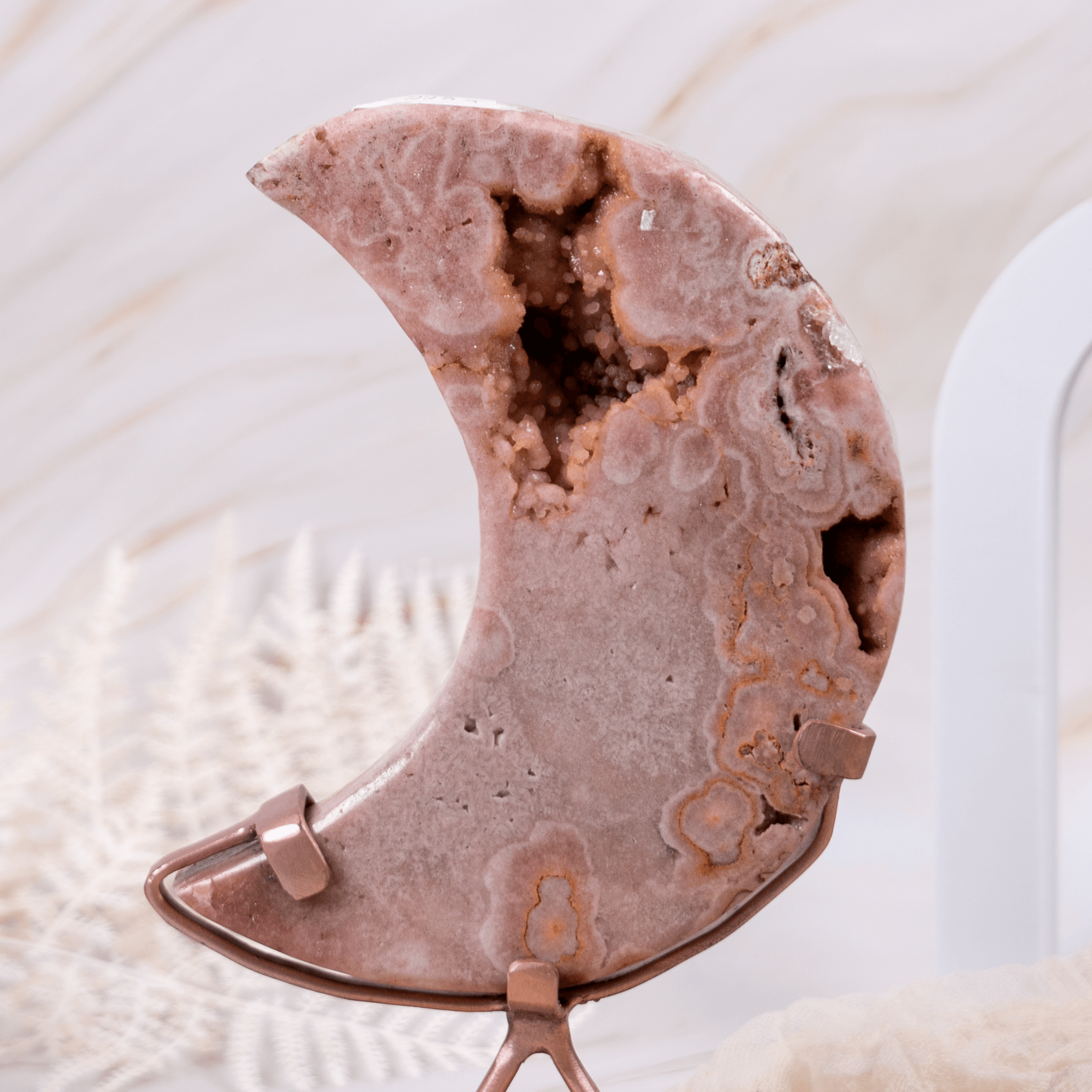 Pink Pinker Amethyst Mond Moon auf Ständer rosegold gold Metall druzy Glitzer Sparkle lila rosa flieder lavendel Edelstein Kristall Heilstein Carving Seitenansicht Rückansicht schwer besonders witchy Esoterik Spiritualität Hexe