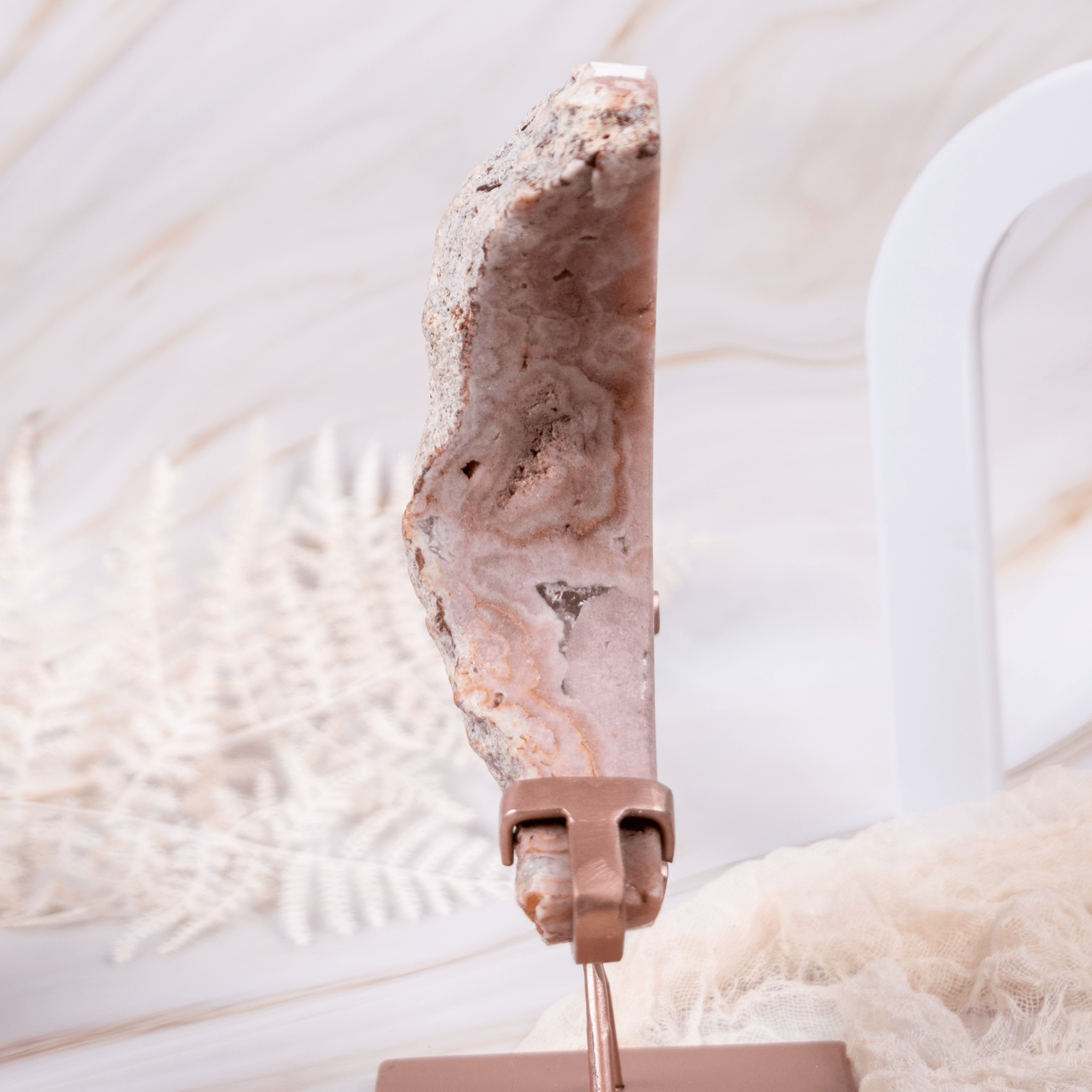 Pink Pinker Amethyst Mond Moon auf Ständer rosegold gold Metall druzy Glitzer Sparkle lila rosa flieder lavendel Edelstein Kristall Heilstein Carving Annurah deutscher Onlineshop