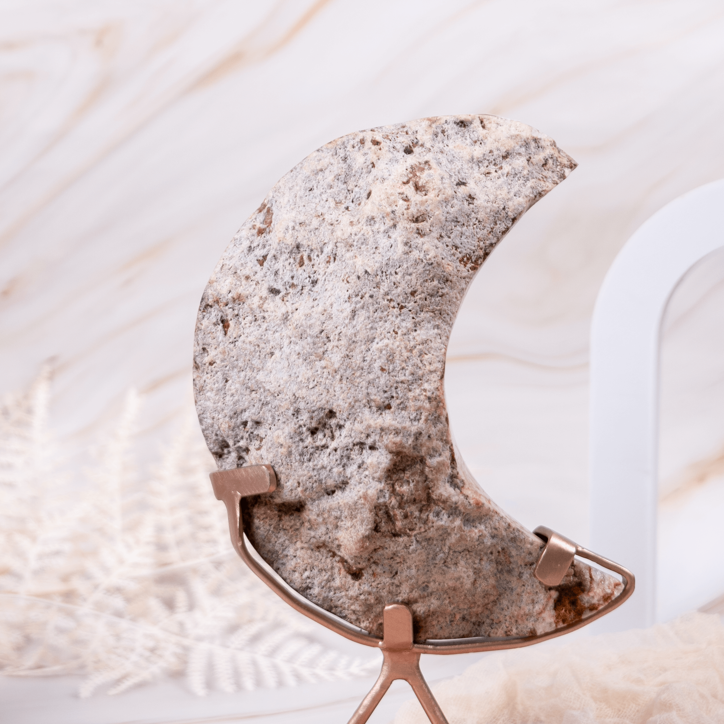 Pink Pinker Amethyst Mond Moon auf Ständer rosegold gold Metall druzy Glitzer Sparkle lila rosa flieder lavendel Edelstein Kristall Heilstein Carving Annurah deutscher Onlineshop Muttergestein orange pfirsch peach