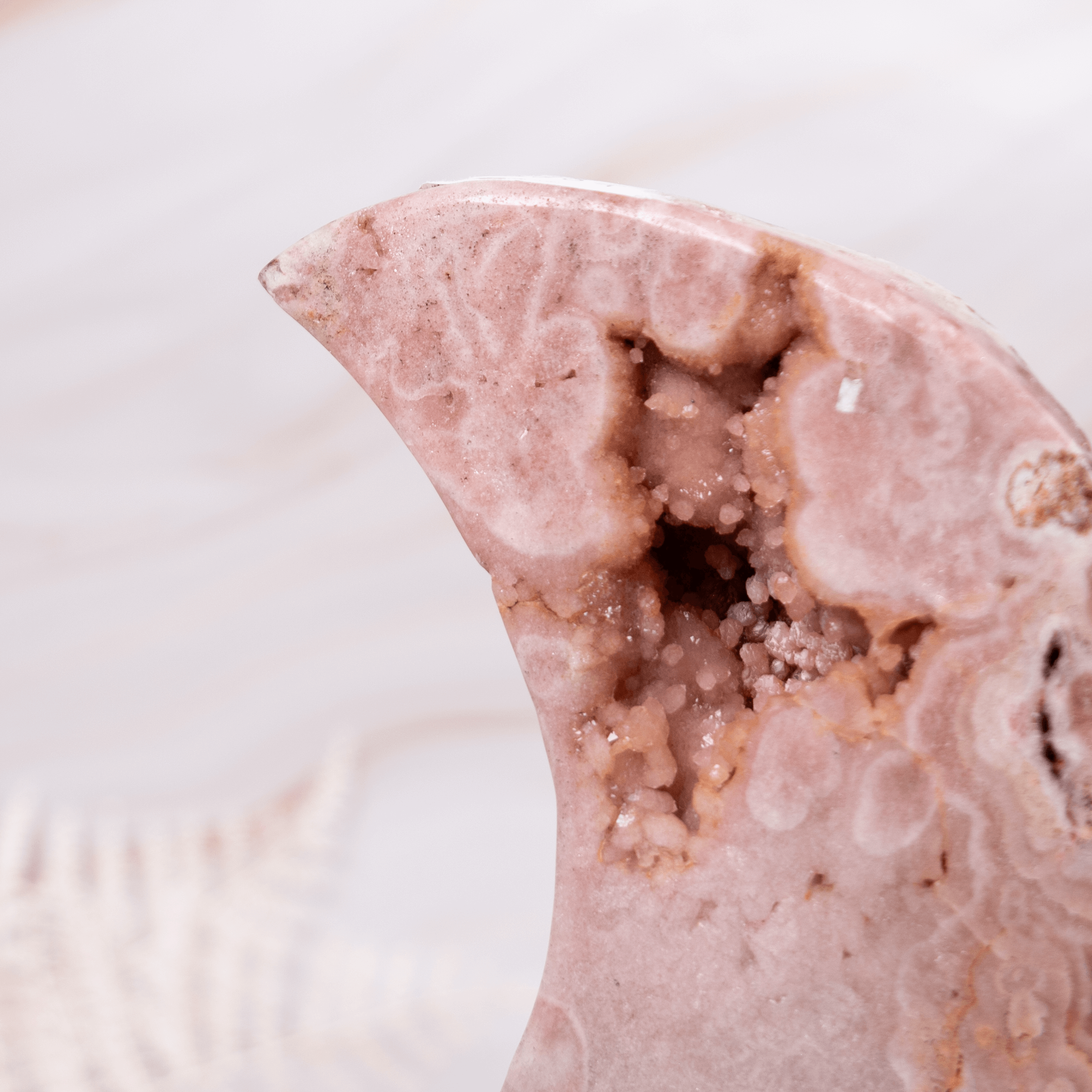 Pink Pinker Amethyst Mond Moon auf Ständer rosegold gold Metall druzy Glitzer Sparkle lila rosa flieder lavendel Edelstein Kristall Heilstein Carving Statement Bubble geschnitzt Sterne Sternenhimmel Deko Sonne