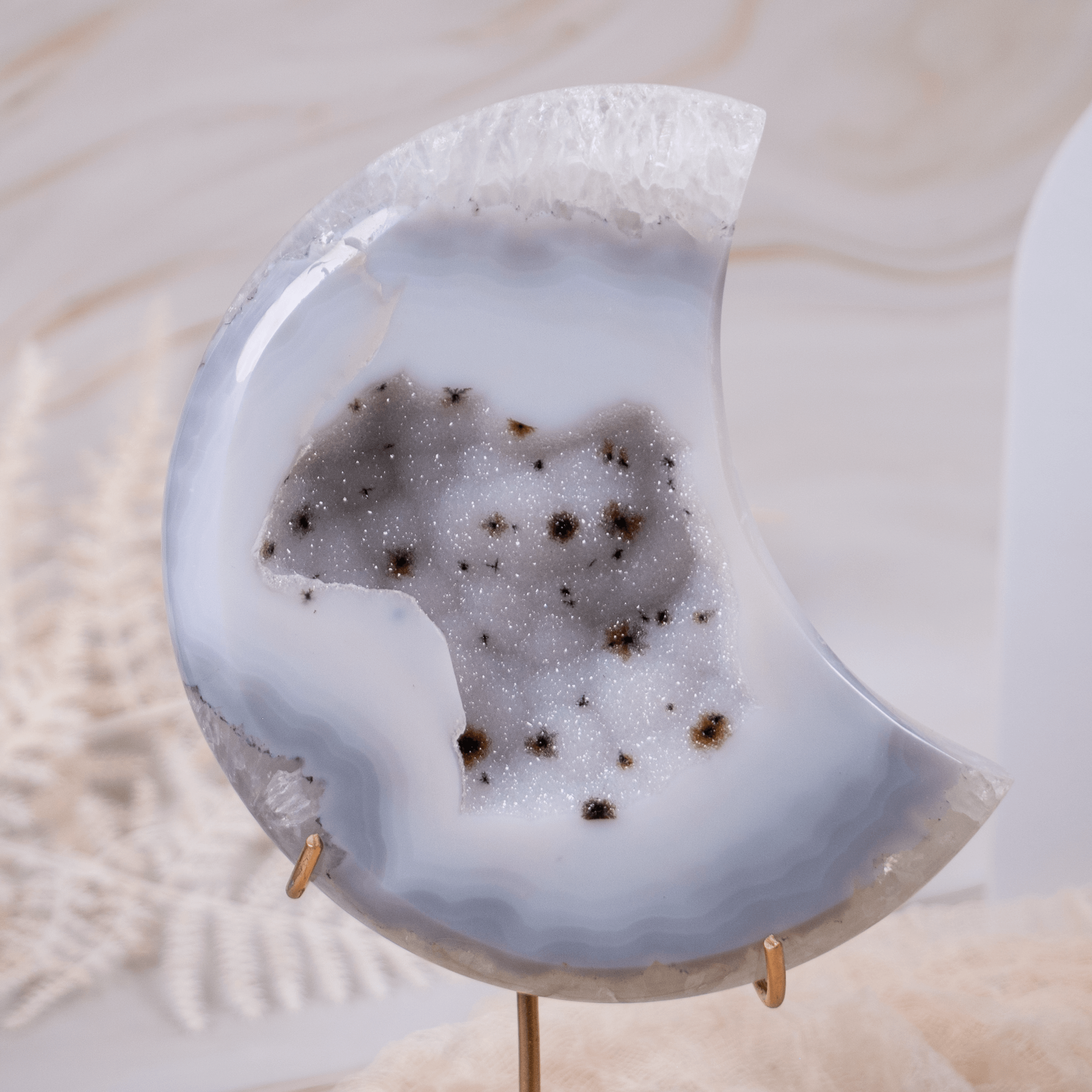 Druzy Achat Mond Druse Agate auf Ständer gold Carving Moon Dekoration Deko grau rosa orange weiss schwarz Glitzer funkeln Edelstein Kristall Heilstein Höhle kristallisiert Annurah deutscher Onlineshop