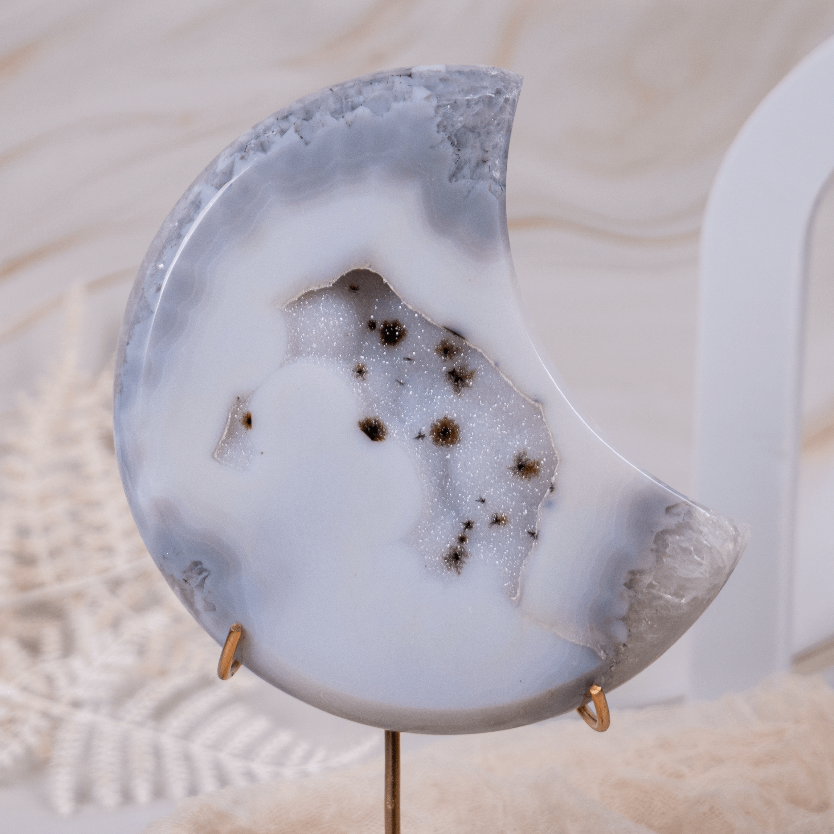 Druzy Achat Mond Druse Agate auf Ständer gold Carving Moon Dekoration Deko grau rosa orange weiss schwarz Glitzer funkeln Edelstein Kristall Heilstein Seitenansicht Rückansicht Halterung Halter