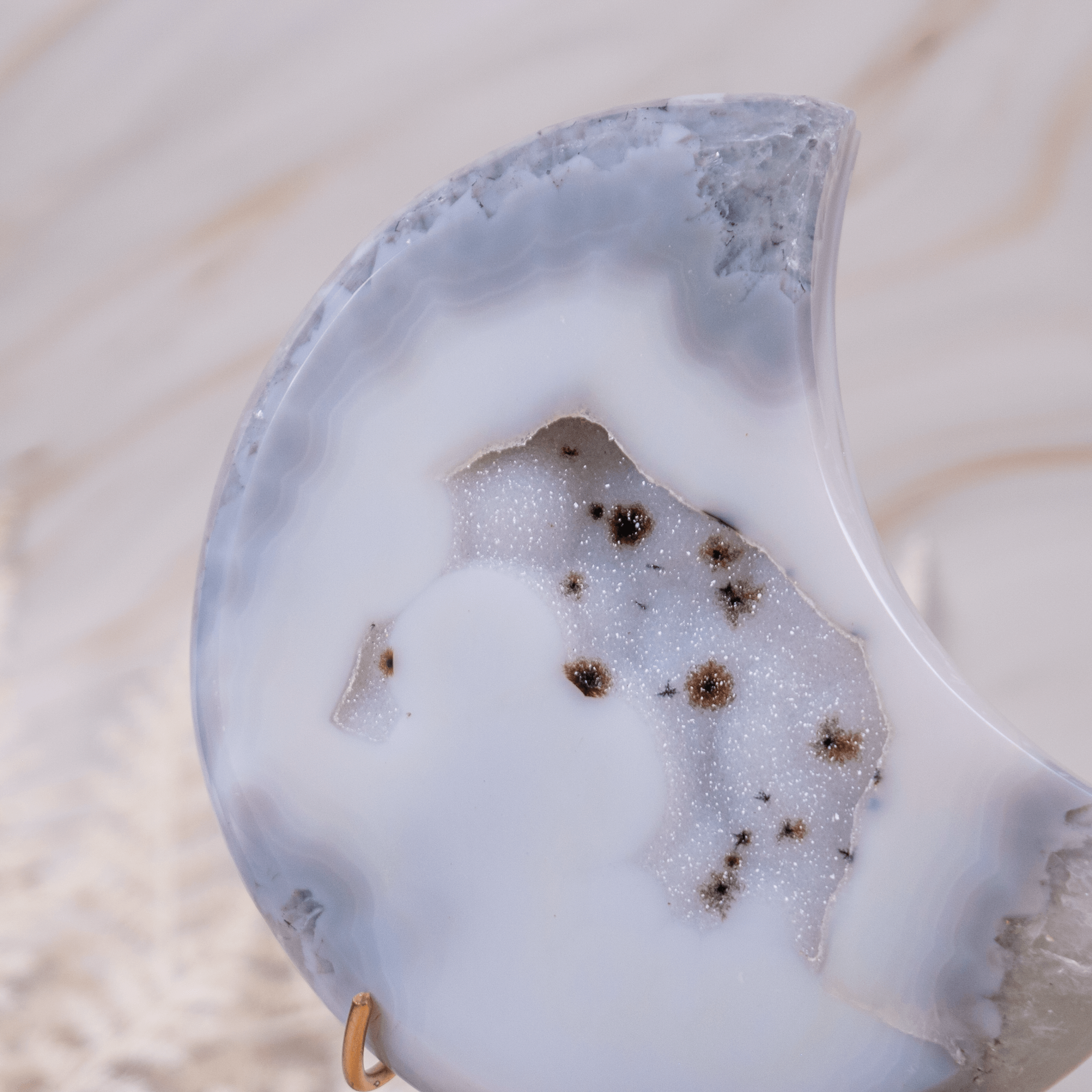 Druzy Achat Mond Druse Agate auf Ständer gold Carving Moon Dekoration Deko grau rosa orange weiss schwarz Glitzer funkeln Edelstein Kristall Heilstein Höhle kristallisiert Annurah deutscher Onlineshop