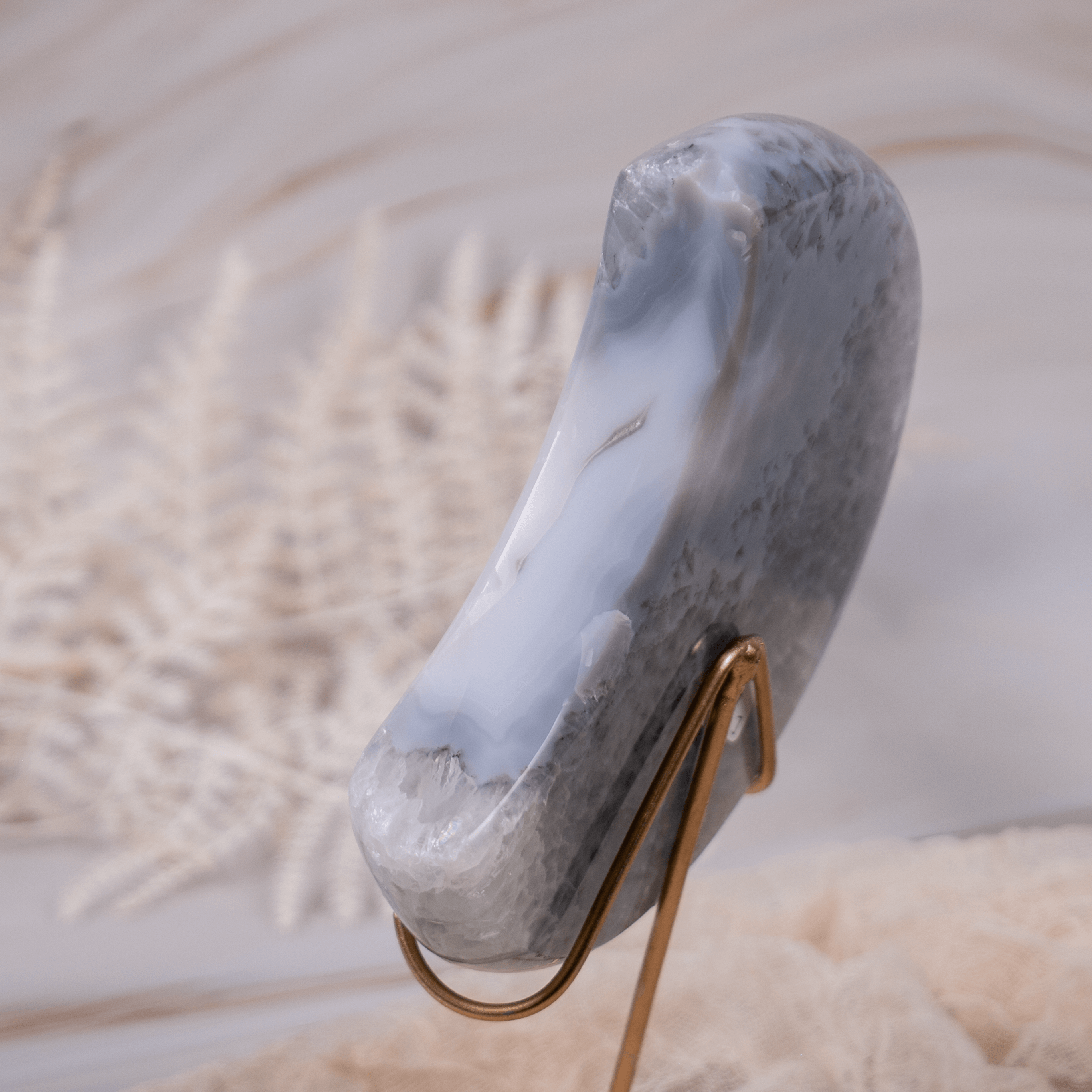 Druzy Achat Mond Druse Agate auf Ständer gold Carving Moon Dekoration Deko grau rosa orange weiss schwarz Glitzer funkeln Edelstein Kristall Heilstein Seitenansicht Rückansicht Halterung Halter witchy Hexe Spiritualität Esoterik Luna