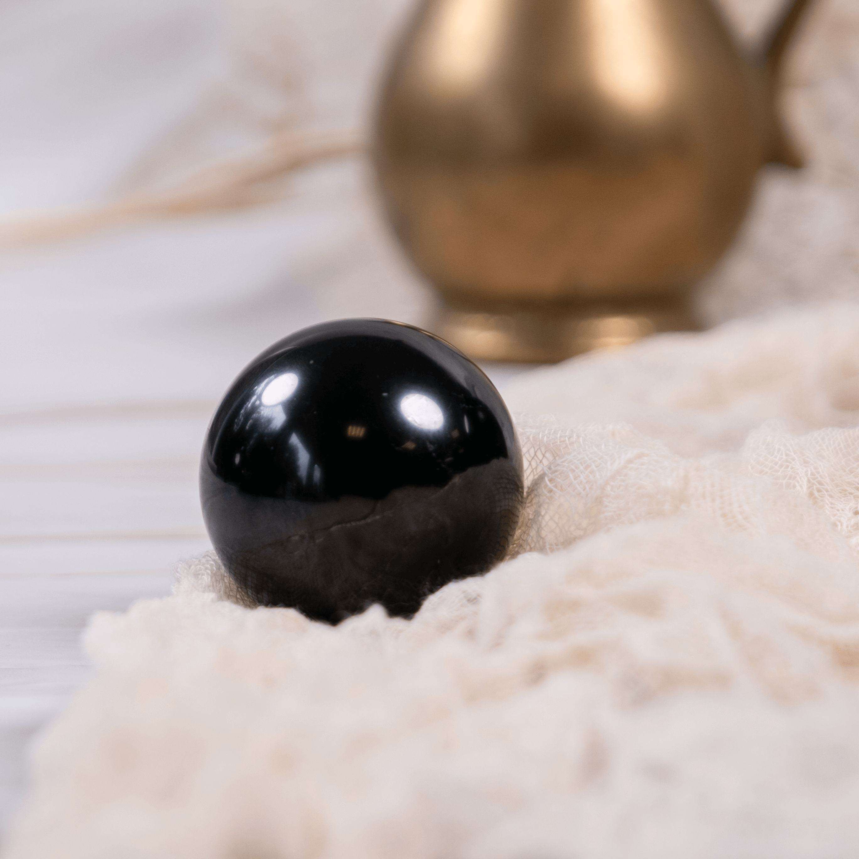 Schungit Shungit Edelschungit schwarz Edelstein Kristall Glücksbringer Talisman Heilstein poliert Strahlung Energie Strahlenschutz Schutz Elektrosmog Reinigung Erdung Annurah deutscher Onlineshop Kugel Hexenkugel Sphäre