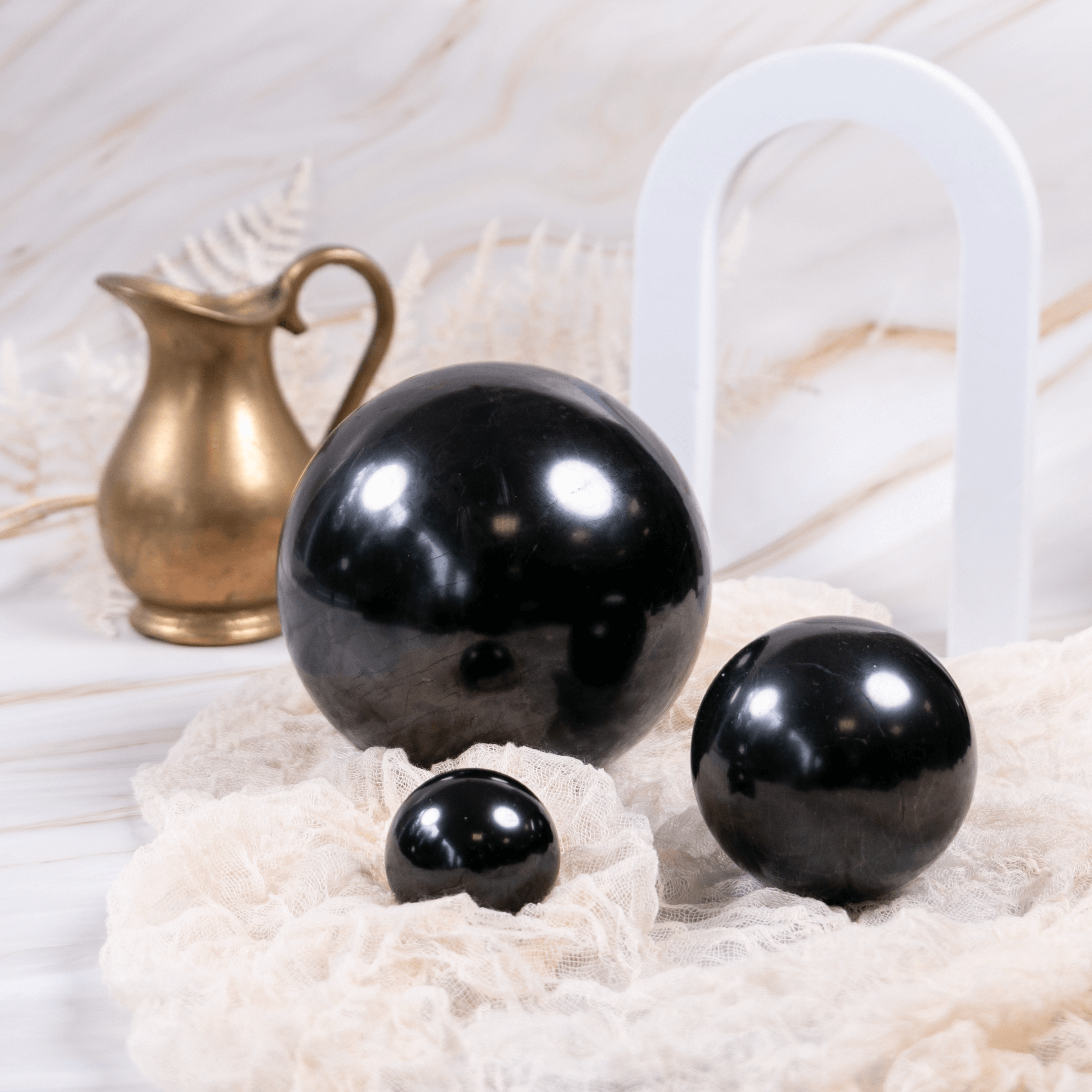 Schungit Shungit Edelschungit schwarz Edelstein Kristall Glücksbringer Talisman Heilstein poliert Strahlung Energie Strahlenschutz Schutz Elektrosmog Reinigung Erdung Annurah deutscher Onlineshop Trio Kugeln Kugel Sphere Spiegel