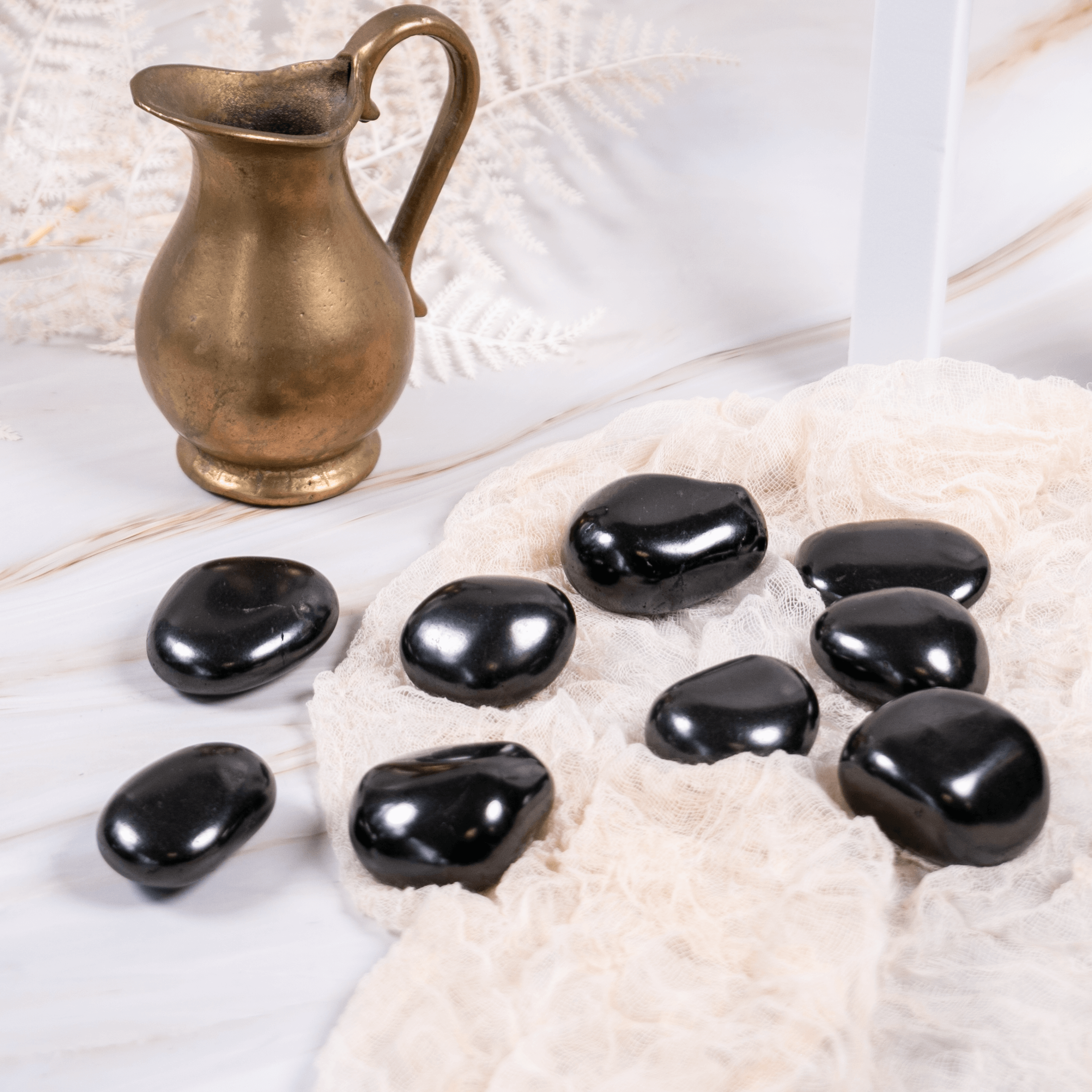 Schungit Shungit Edelschungit schwarz Edelstein Kristall Glücksbringer Talisman Heilstein poliert Strahlung Energie Strahlenschutz Schutz Elektrosmog Reinigung Erdung Annurah deutscher Onlineshop Palmstone Handstein Trommelstein Trommler Handschmeichler poliert Linsenstein Feenstein