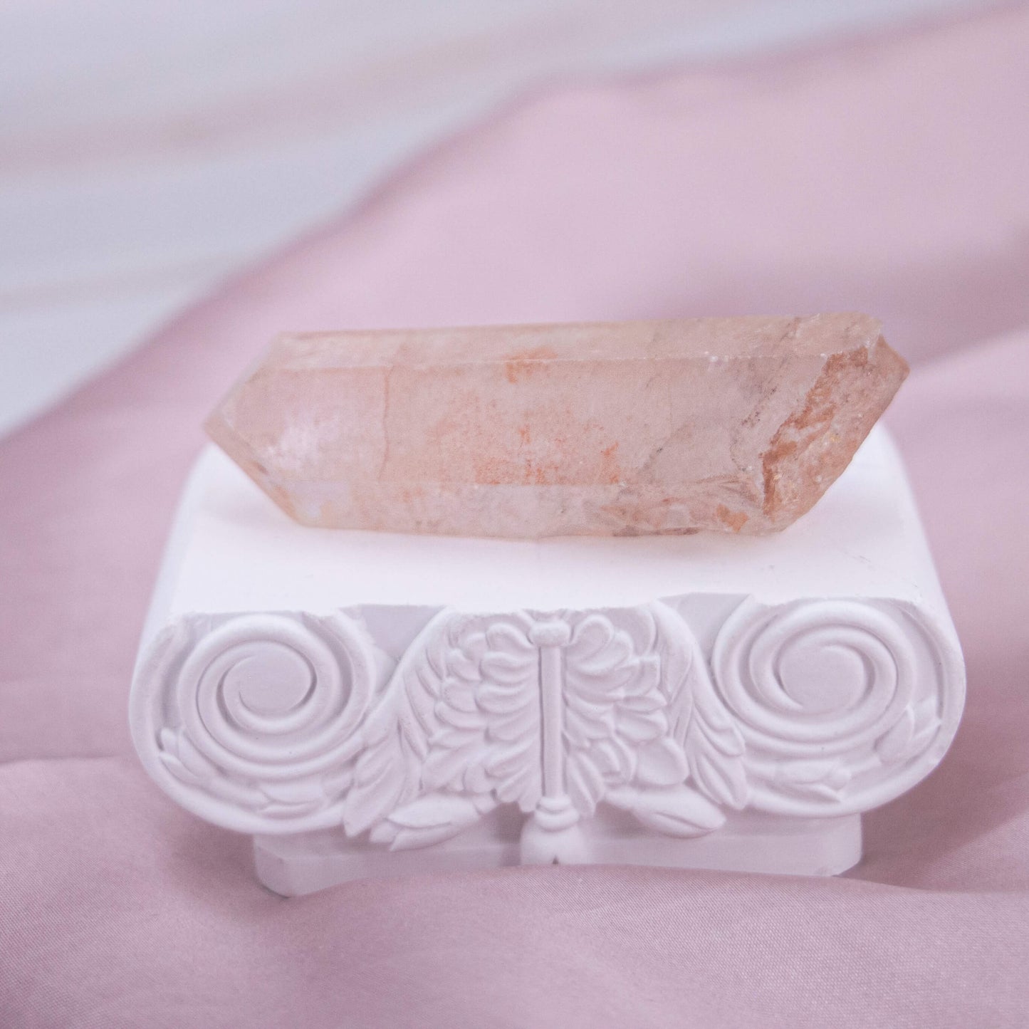 Pink Lemurian Quarz Kristall Edelstein Heilstein Schutzstein Annurah deutscher Onlineshop seltener Edelstein, der unter anderem in Brasilien gefunden wird. Lemurian Quarz wird auch als Saatkristall bezeichnet