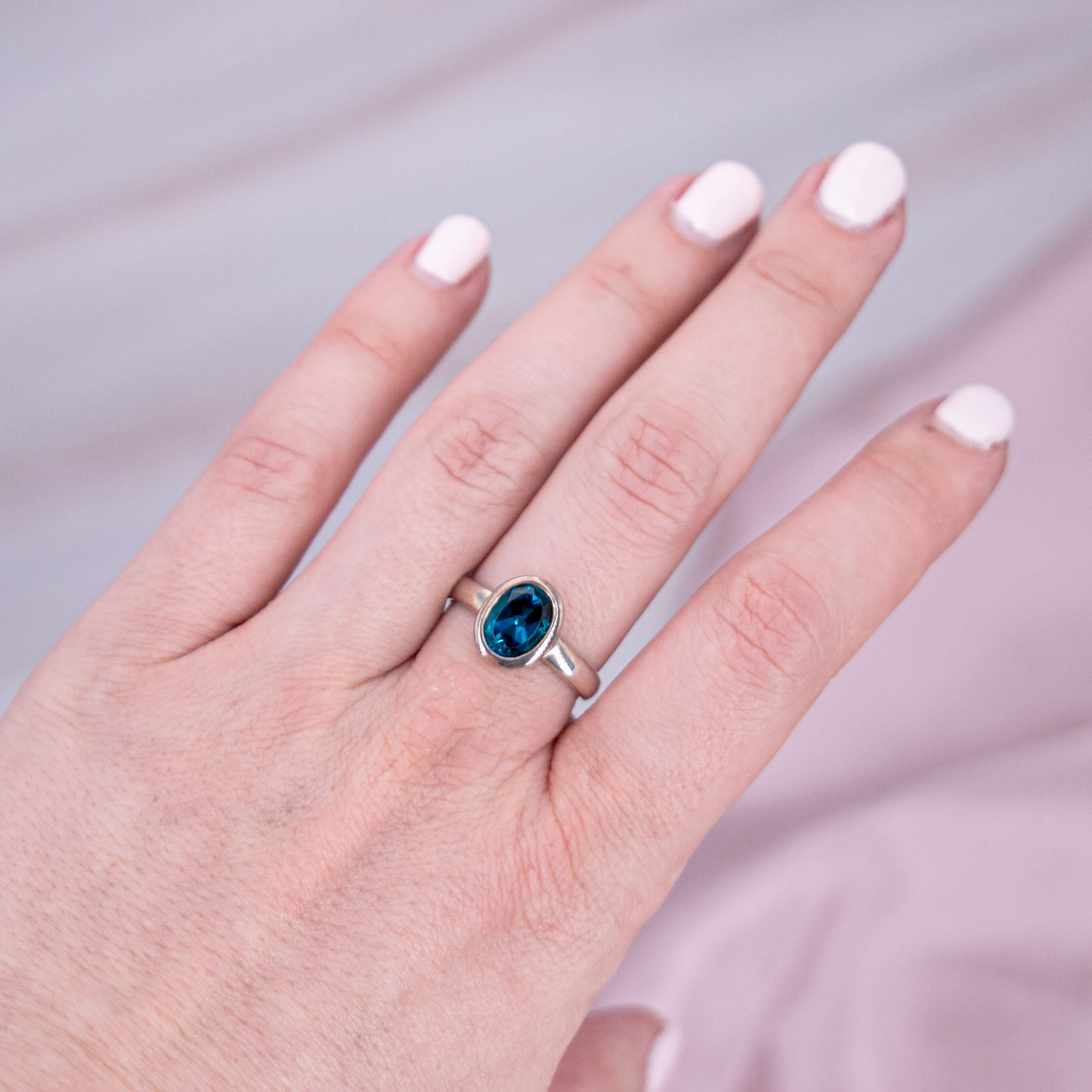 Kristalle Edelsteine Heilsteine Schutzsteine Ring Silber Annurah deutscher Onlineshop Oval rund Größe Einzelstück Topas Blue Blau dunkelblau London Blue Schliff