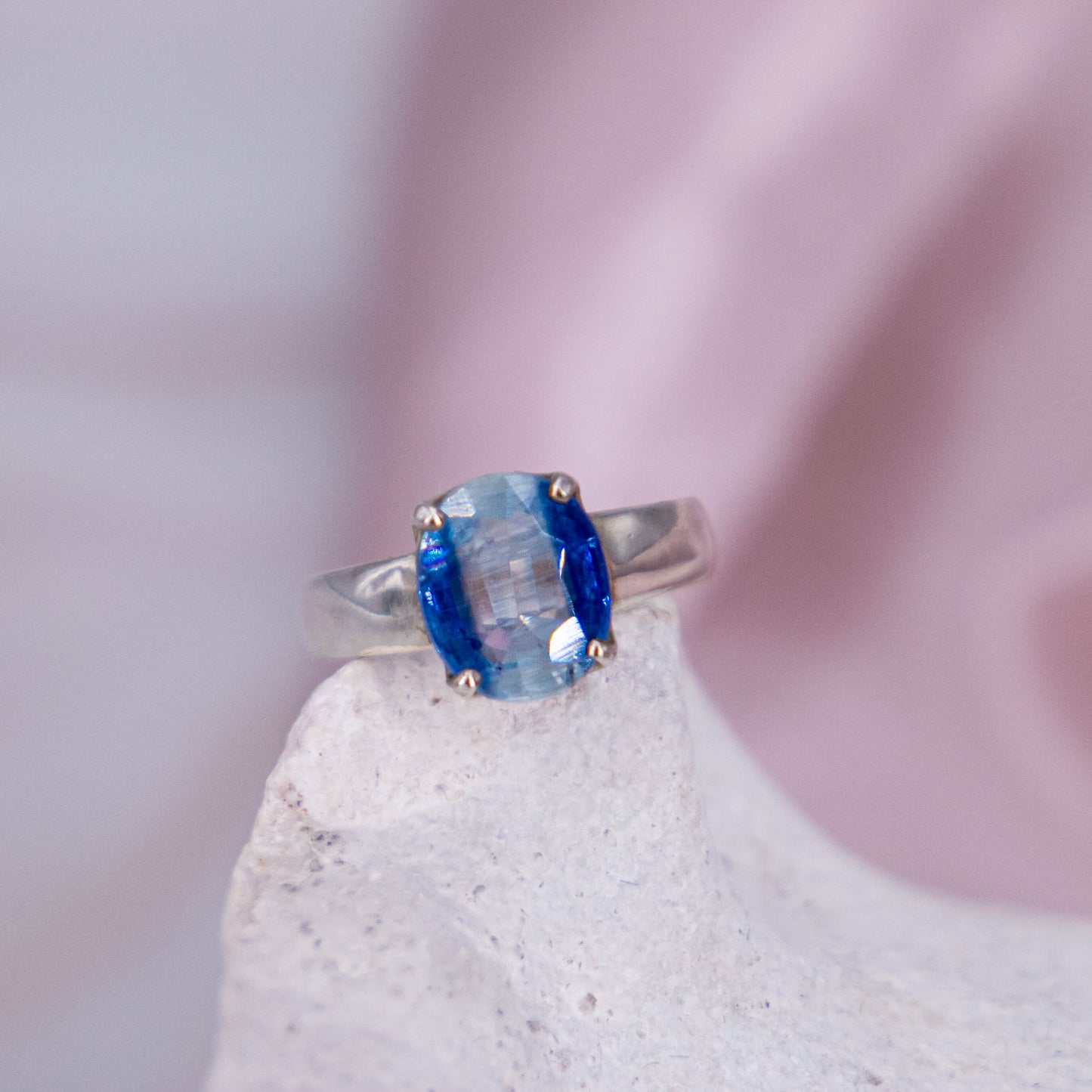 Kyanit Ring blau Flash Schimmer 925 Silber Krappen Schliff Oval Annurah deustcher Onlineshop