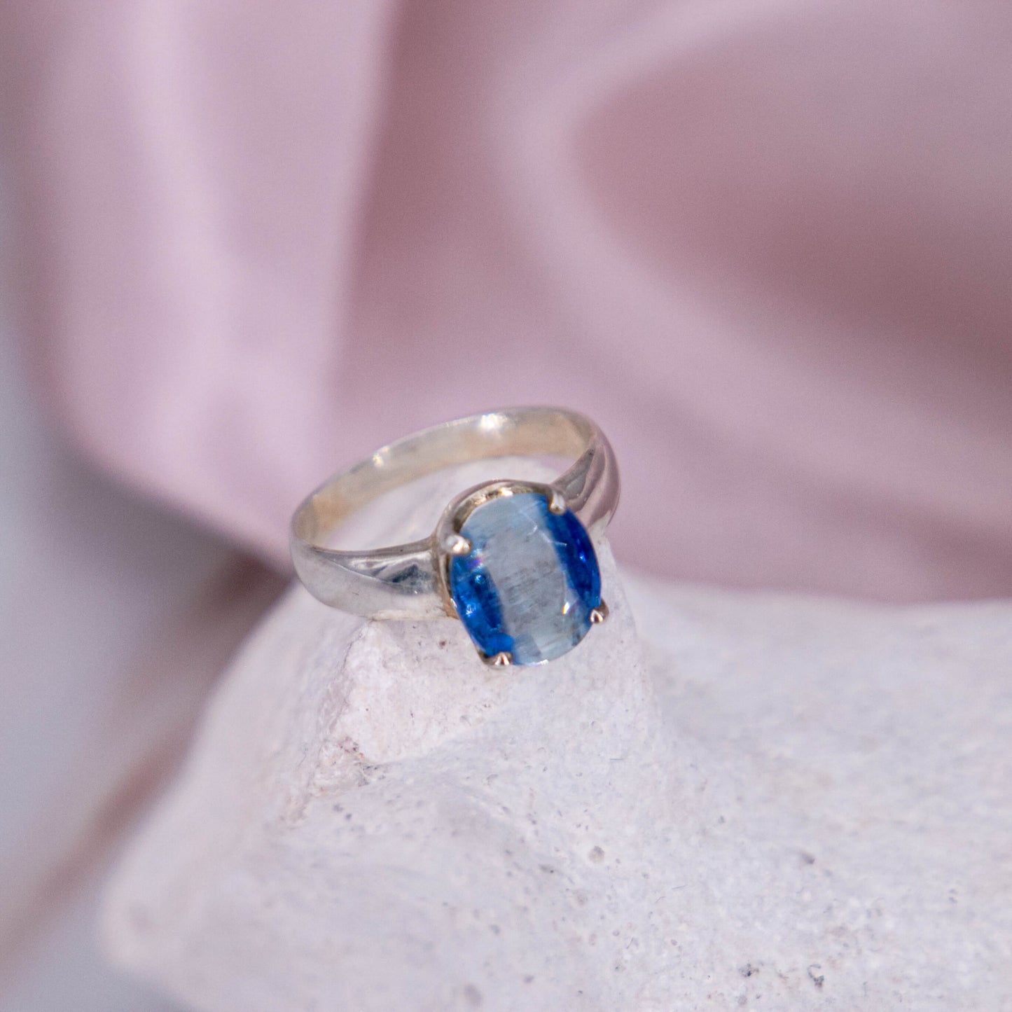 Kyanit Ring blau Flash Schimmer 925 Silber Krappen Schliff Oval Annurah deustcher Onlineshop Kristalle Edelsteine Heilsteine Schutzsteine