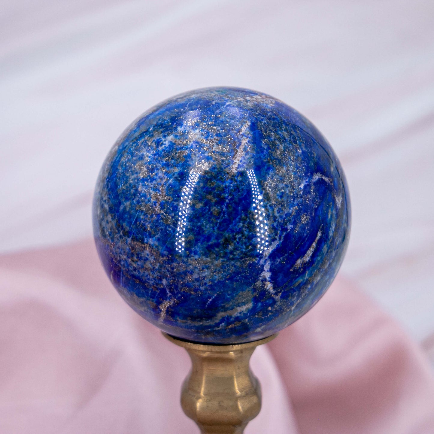 Lapislazuli Kugel blau gold sphere Kristall Edelstein Heilstein Annurah deutscher Onlineshop Lapis Lazuli Geburts- & Glücksstein für den: 4. Juni | April Sternzeichen: Waage, Jungfrau, Schütze Chakra: Kehlchakra, Drittes Auge, Kronenchakra Erzengel: Michael