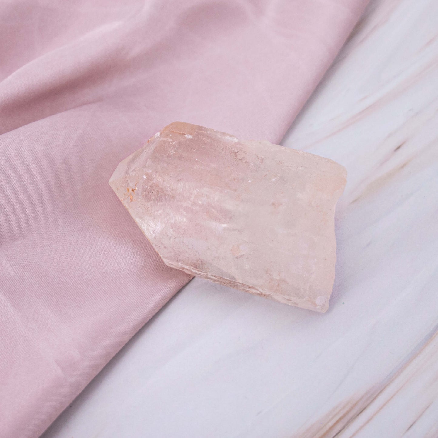Pink Lemurian Quarz Kristall Edelstein Heilstein Schutzstein Annurah deutscher Onlineshop seltener Edelstein, der unter anderem in Brasilien gefunden wird. Lemurian Quarz wird auch als Saatkristall bezeichnet