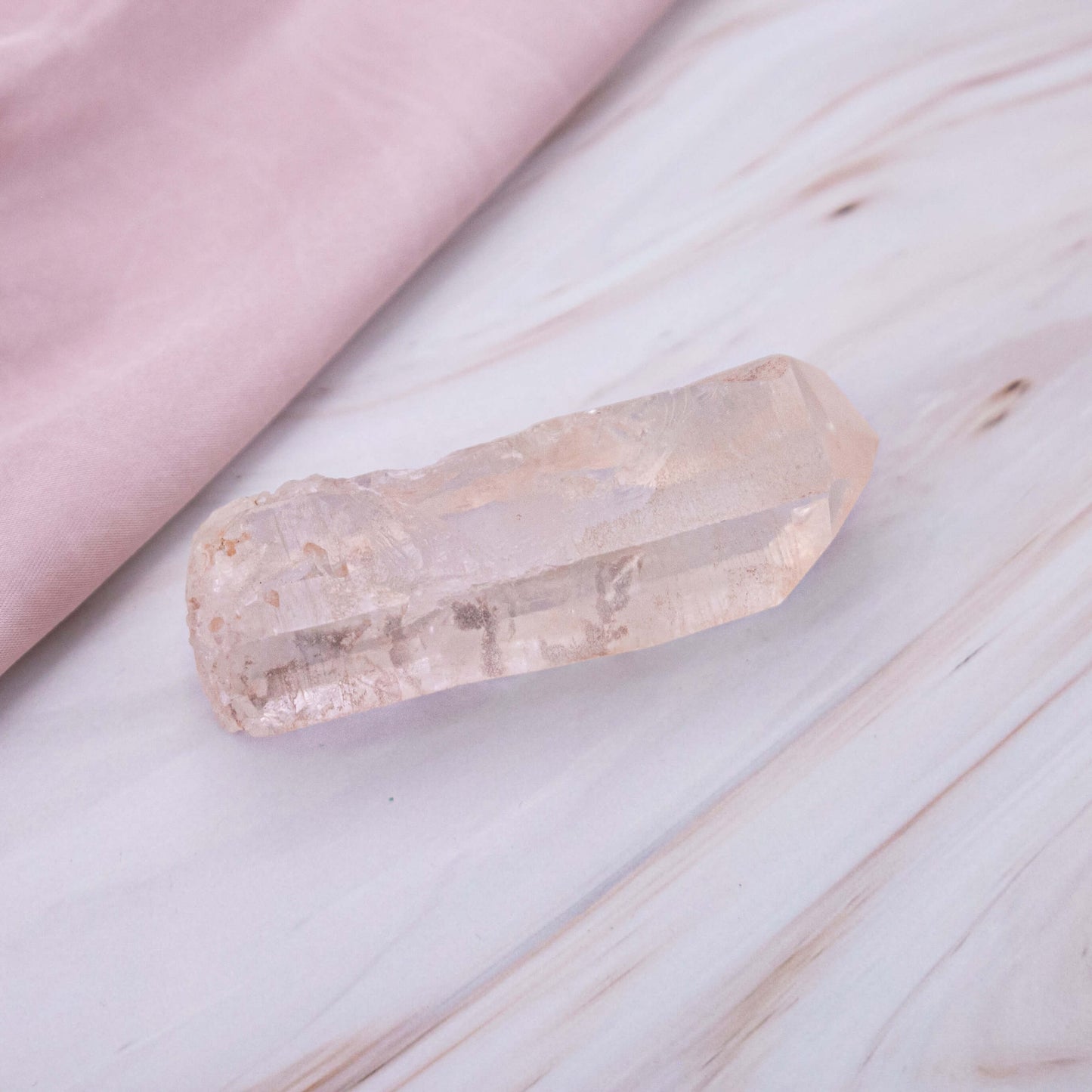 Pink Lemurian Quarz Kristall Edelstein Heilstein Schutzstein Annurah deutscher Onlineshop Chakra Sternzeichen rosa weiss durchsichtig Flash Regenbogen