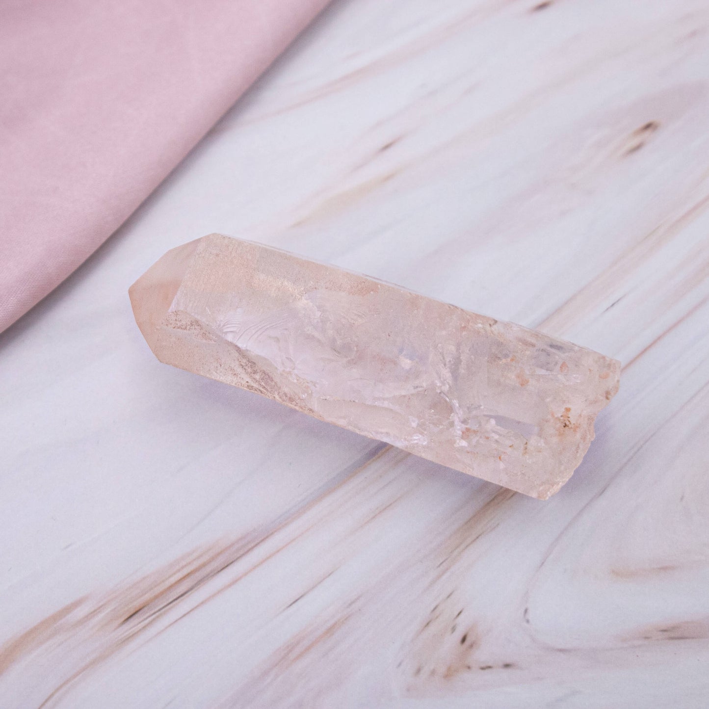 Pink Lemurian Quarz Kristall Edelstein Heilstein Schutzstein Annurah deutscher Onlineshop seltener Edelstein, der unter anderem in Brasilien gefunden wird. Lemurian Quarz wird auch als Saatkristall bezeichnet