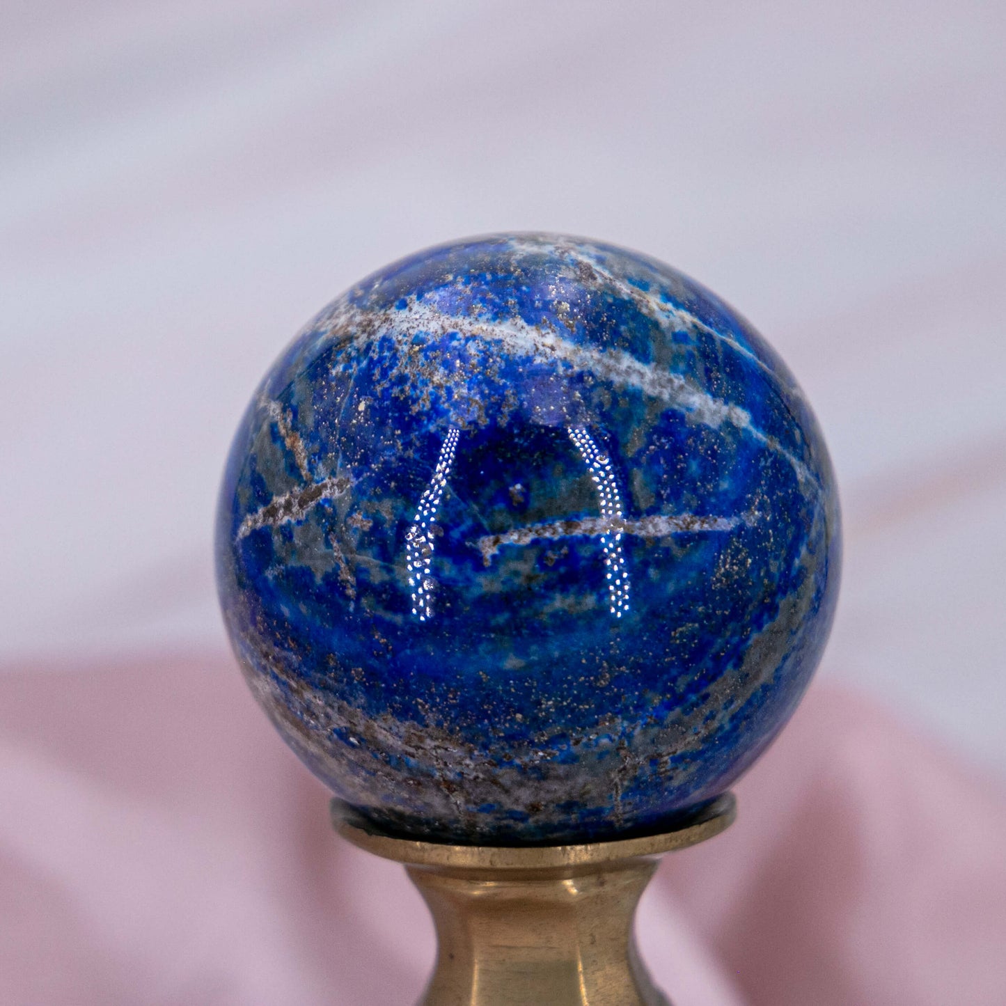 Lapislazuli Kugel blau gold sphere Kristall Edelstein Heilstein Annurah deutscher Onlineshop Lapis Lazuli Geburts- & Glücksstein für den: 4. Juni | April Sternzeichen: Waage, Jungfrau, Schütze Chakra: Kehlchakra, Drittes Auge, Kronenchakra Erzengel: Michael