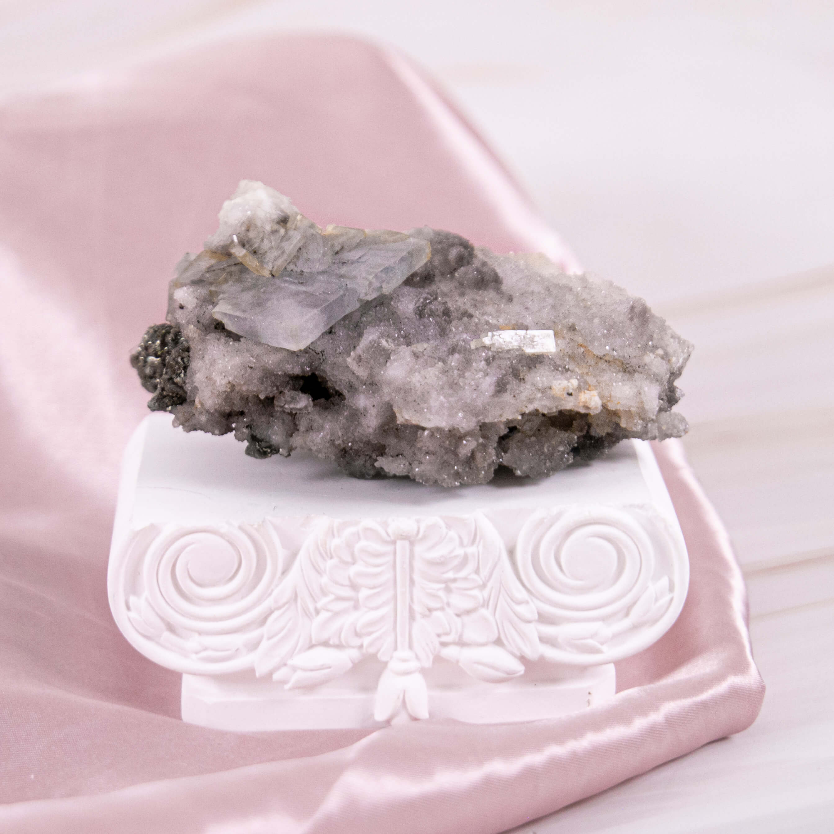 Baryt Pyrit blau silber metallic Cluster Rohstück Einschlüsse hellblau pastell Annurah deutscher Onlineshop Kristalle Heilsteine Edelsteine Schutzsteine