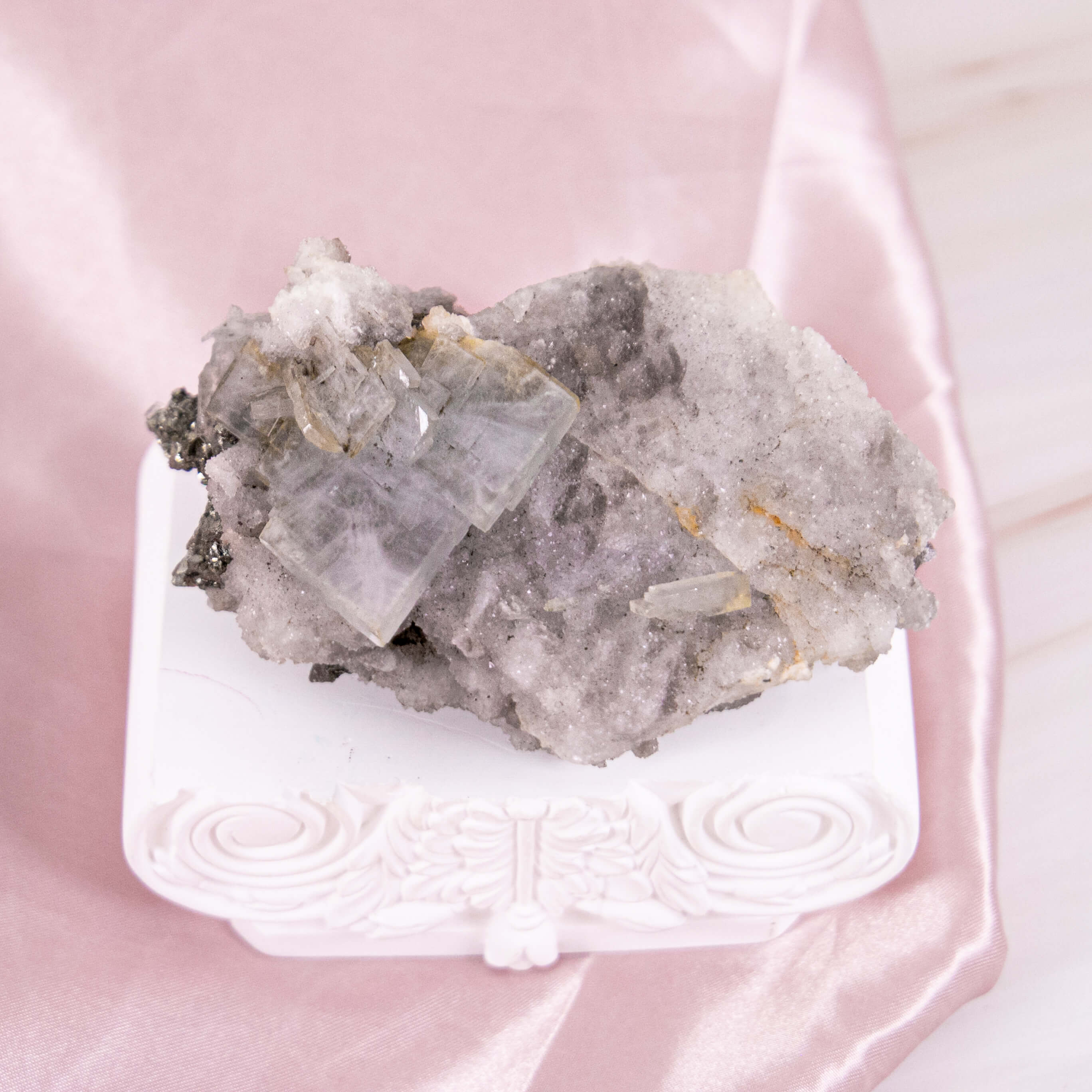 Baryt Pyrit blau silber metallic Cluster Rohstück Einschlüsse hellblau pastell Annurah deutscher Onlineshop Kristalle Heilsteine Edelsteine Schutzsteine Svchutz Ruhe Entspannung Schlaf