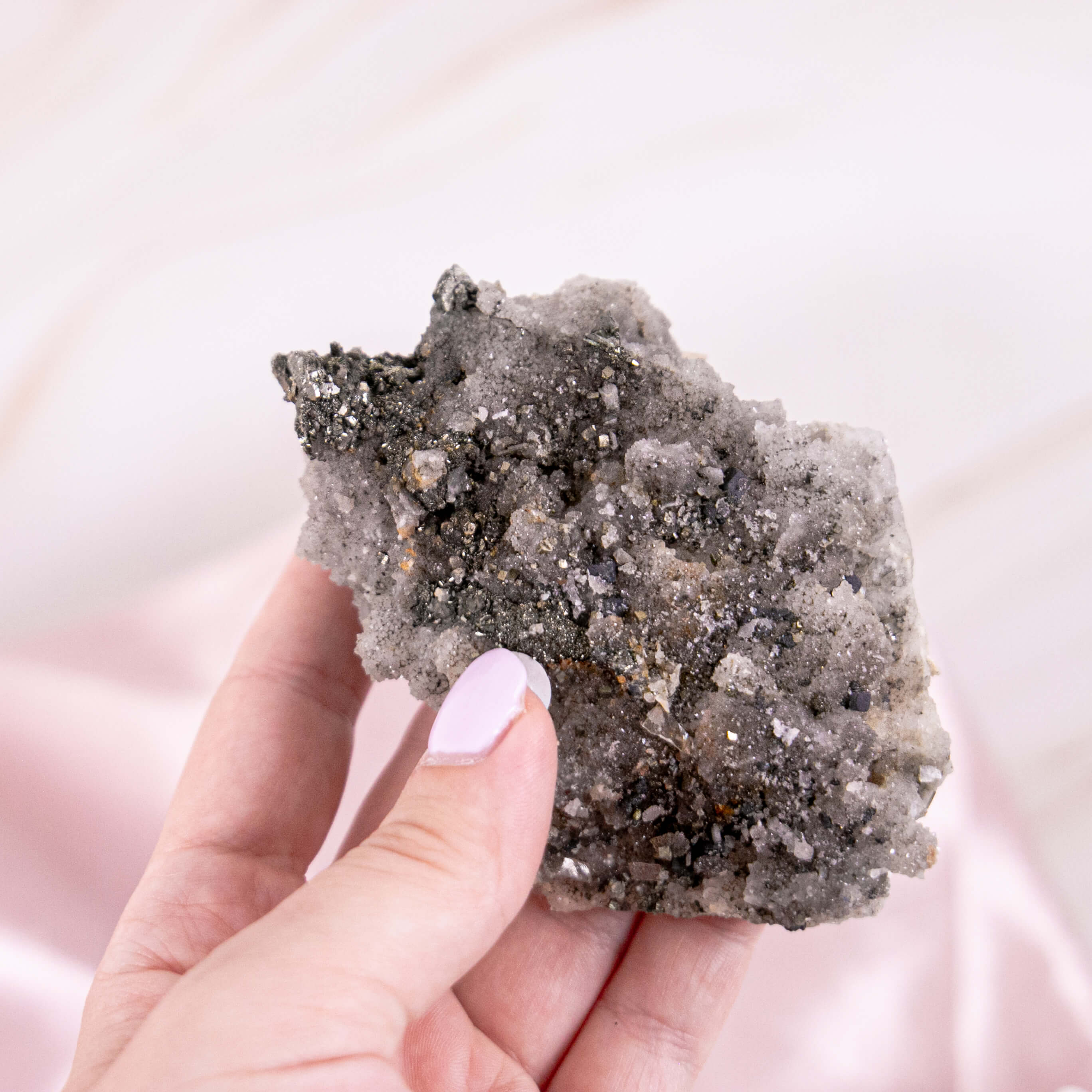 Baryt Pyrit blau silber metallic Cluster Rohstück Einschlüsse hellblau pastell Annurah deutscher Onlineshop Kristalle Heilsteine Edelsteine Schutzsteine grau schwraz