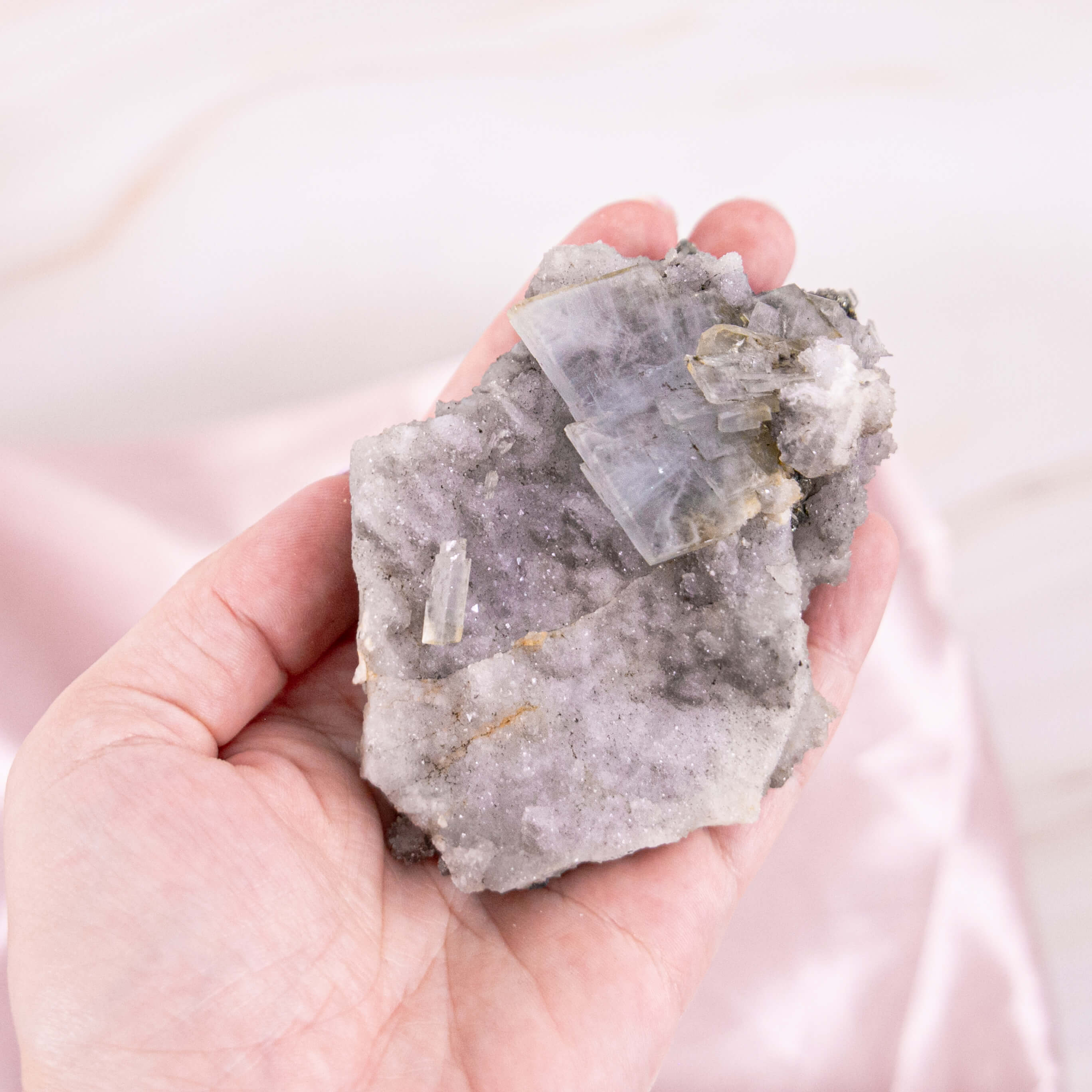 Baryt Pyrit blau silber metallic Cluster Rohstück Einschlüsse hellblau pastell Annurah deutscher Onlineshop Kristalle Heilsteine Edelsteine Schutzsteine Svchutz Ruhe Entspannung Schlaf Platte