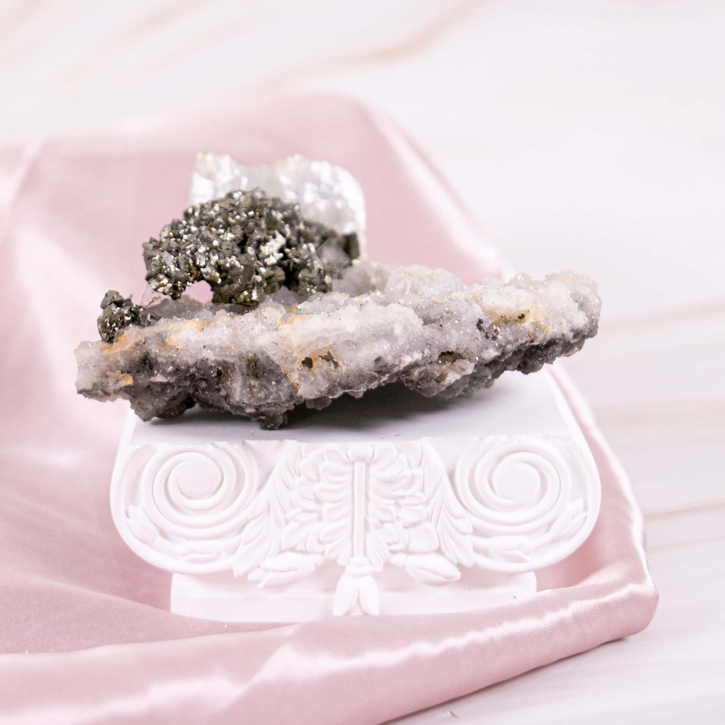 Baryt Pyrit blau silber metallic Cluster Rohstück Einschlüsse hellblau pastell Annurah deutscher Onlineshop Kristalle Heilsteine Edelsteine Schutzsteine