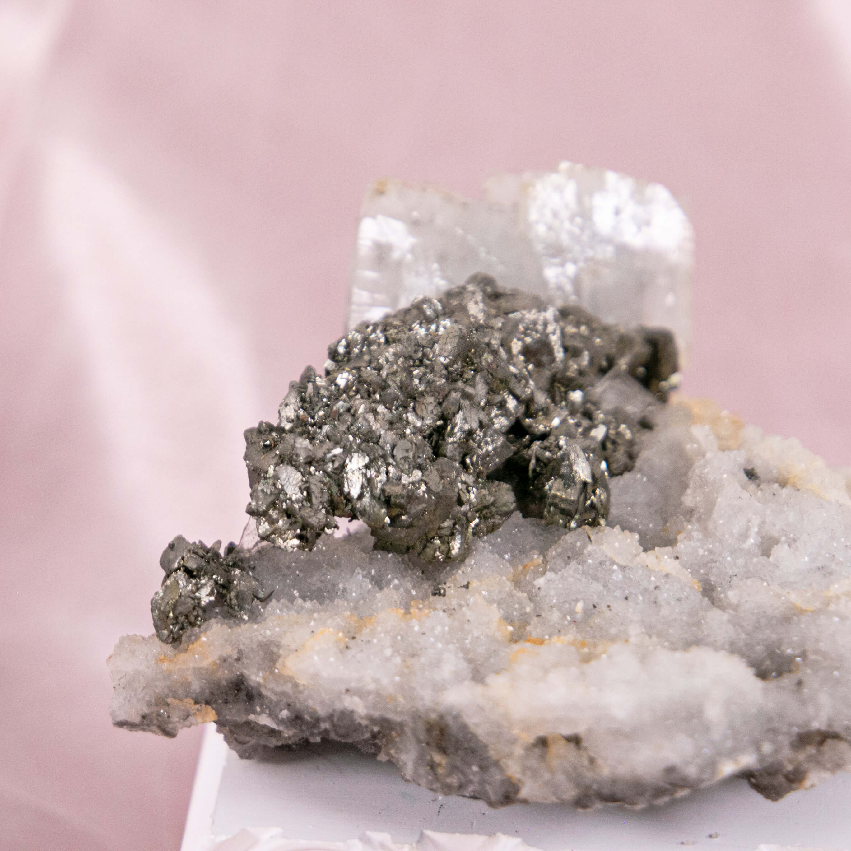 Baryt Pyrit blau silber metallic Cluster Rohstück Einschlüsse hellblau pastell Annurah deutscher Onlineshop Kristalle Heilsteine Edelsteine Schutzsteine Svchutz Ruhe Entspannung Schlaf