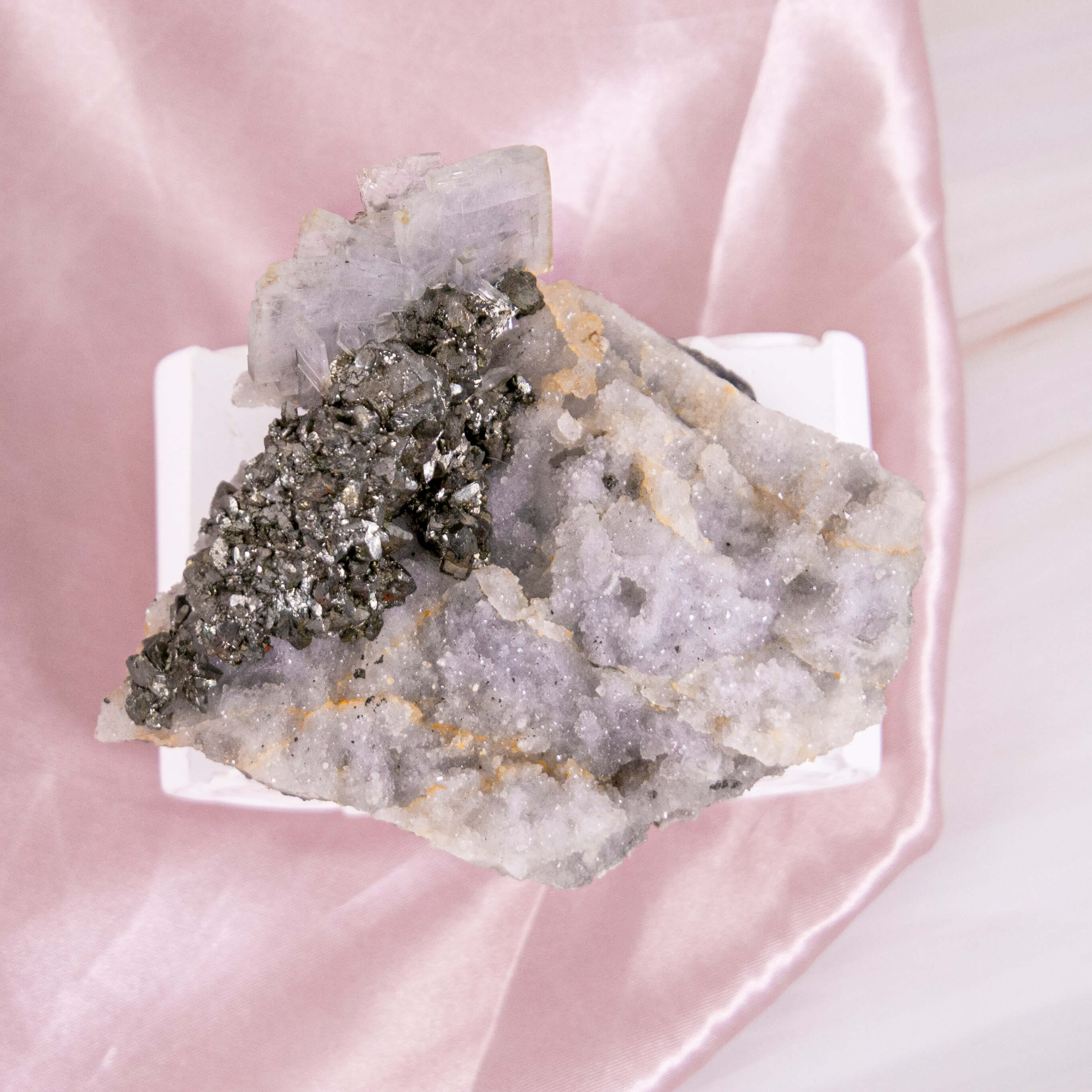 Baryt Pyrit blau silber metallic Cluster Rohstück Einschlüsse hellblau pastell Annurah deutscher Onlineshop Kristalle Heilsteine Edelsteine Schutzsteine Geld Manifestation Fülle Reichtum Wohlstand Energie