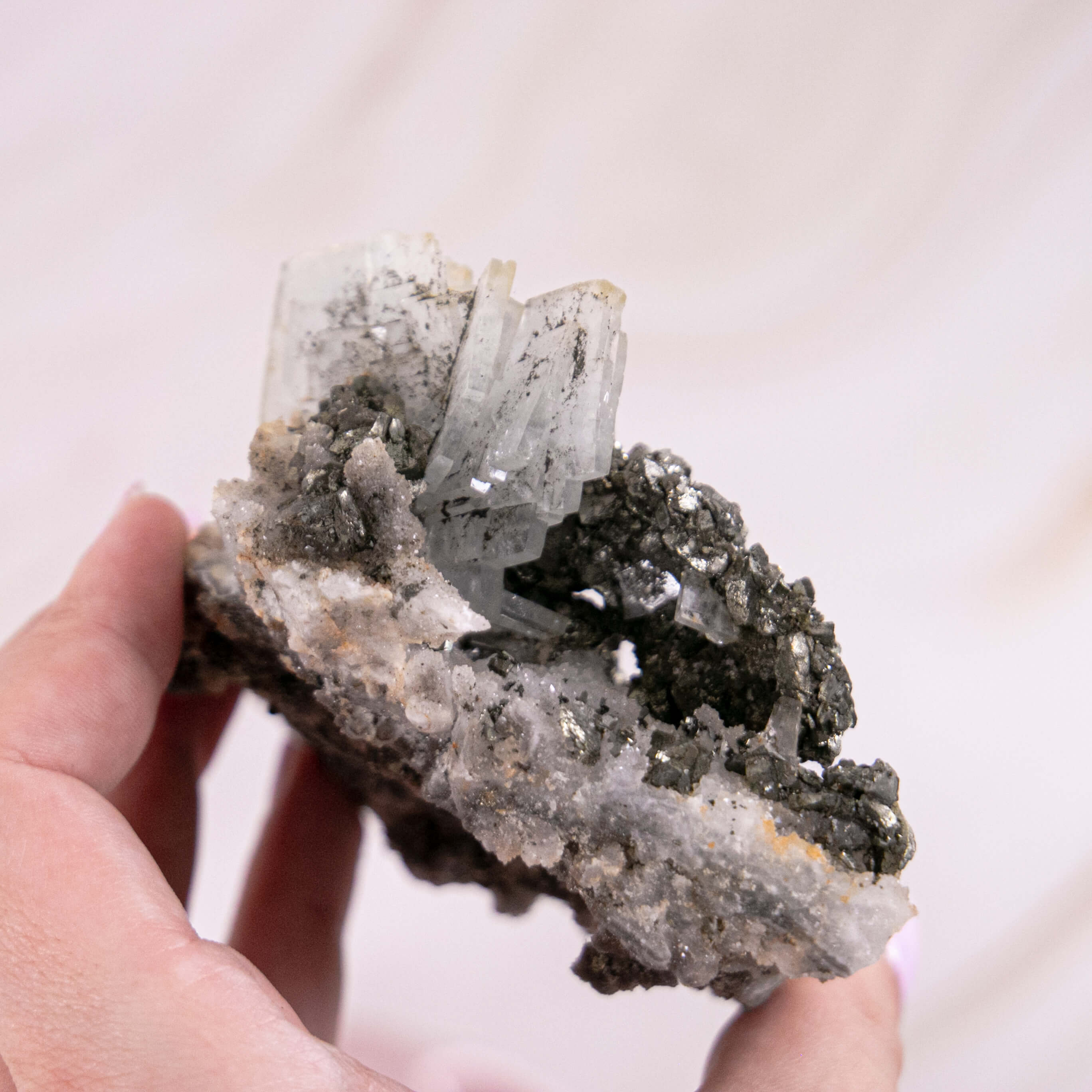 Baryt Pyrit blau silber metallic Cluster Rohstück Einschlüsse hellblau pastell Annurah deutscher Onlineshop Kristalle Heilsteine Edelsteine Schutzsteine grau schwarz Würfel