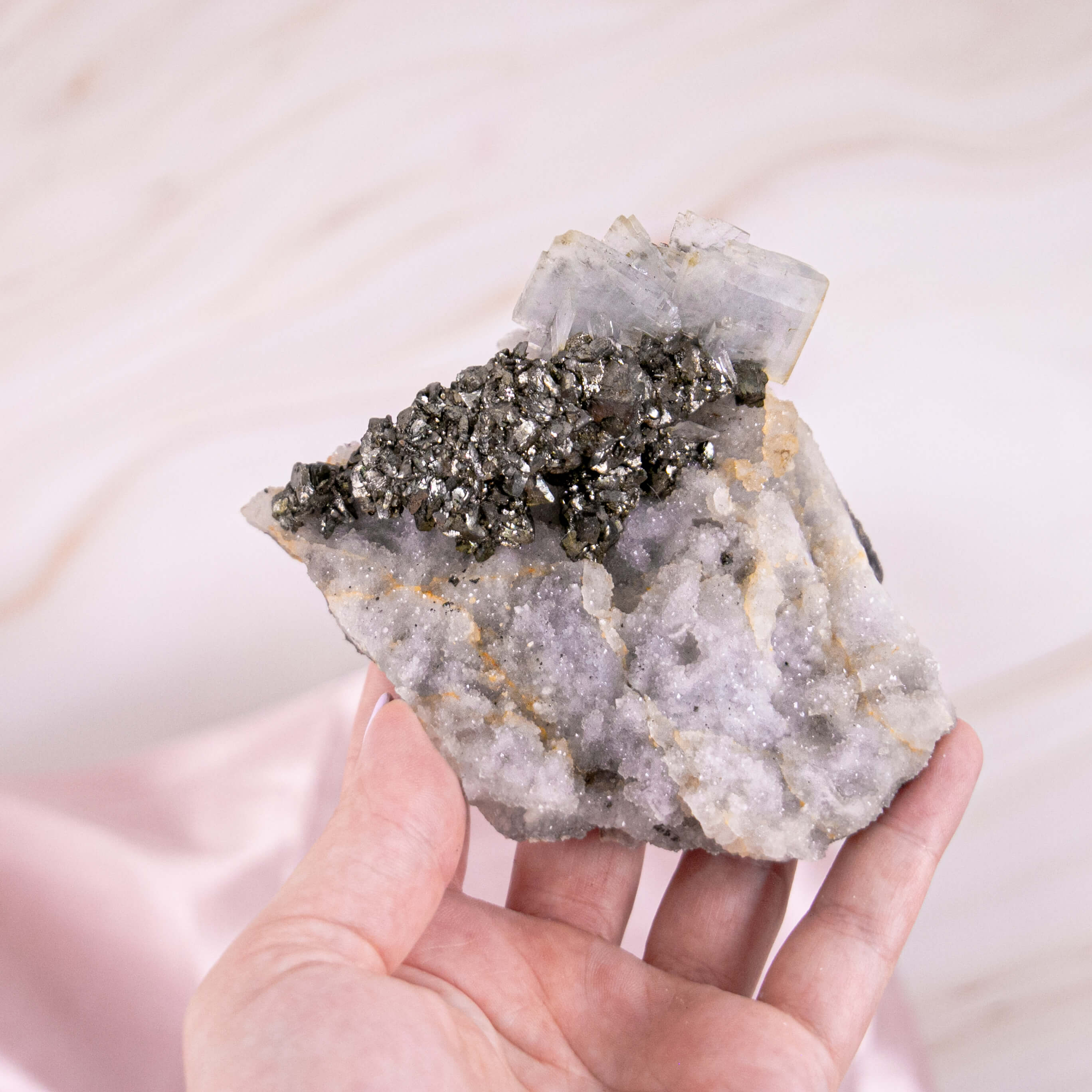 Baryt Pyrit blau silber metallic Cluster Rohstück Einschlüsse hellblau pastell Annurah deutscher Onlineshop Kristalle Heilsteine Edelsteine Schutzsteine Svchutz Ruhe Entspannung Schlaf Platte