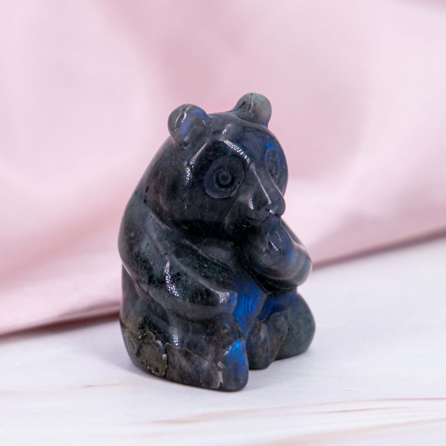 Carving Panda Labradorit Flash grau lila orange blau Tier handgeschnitzt Annurah Crystals deutscher Onlineshop Kristalle Heilsteine Schutzsteine Glückssteine Edelsteine