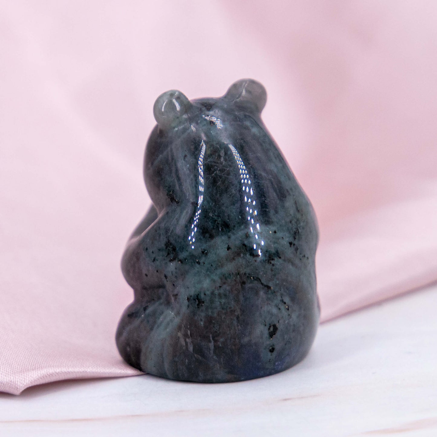 Carving Panda Labradorit Flash grau lila orange blau Tier handgeschnitzt Annurah Crystals deutscher Onlineshop Kommunikation Konzentration Lernen Schüler Studenten