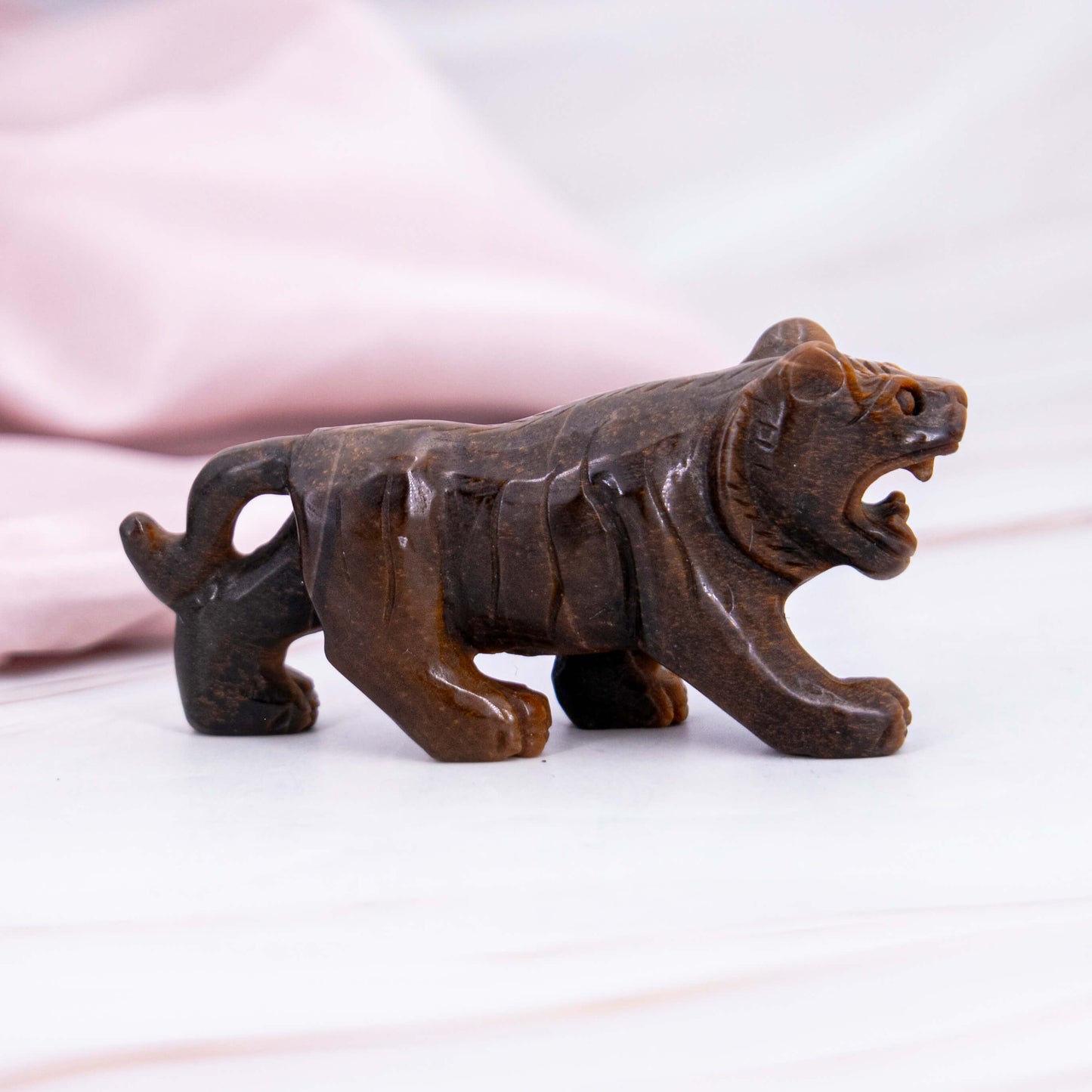 Tigerauge Tiger Auge Carving Tiger Löwe Tier Dschungel geschliffen geschnitzt braun bronze Annurah deutscher Onlineshop Kristalle Edelsteine Schutzsteine Heilsteine Geburts- & Glücksstein für den: 3. Dezember Geburtsstein: Juni Sternzeichen: Löwe, Schütze, Jungfrau Chakra: Solarplexus - Wurzel Erzengel: Verchiel