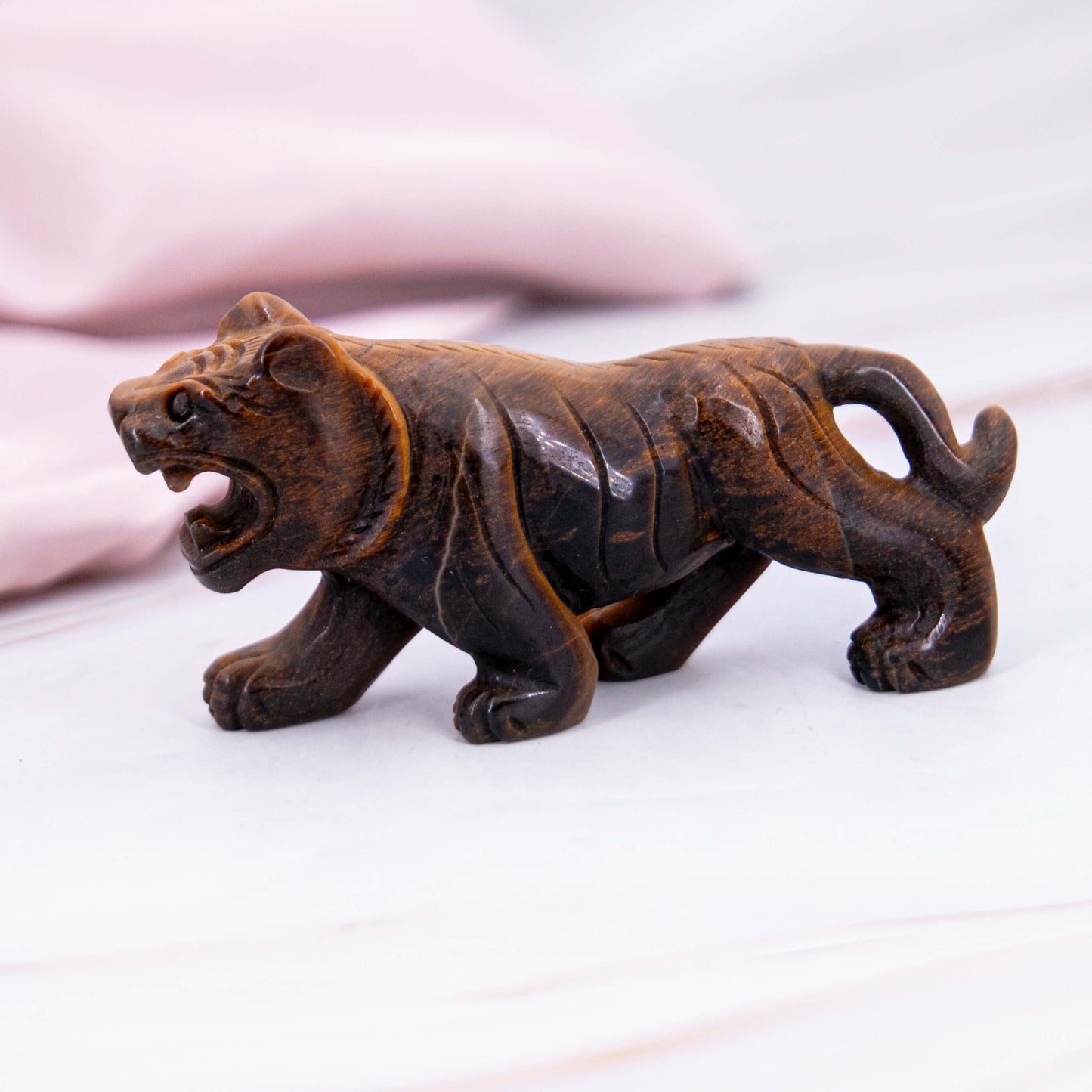 Tigerauge Tiger Auge Carving Tiger Löwe Tier Dschungel geschliffen geschnitzt braun bronze Annurah deutscher Onlineshop Kristalle Edelsteine Schutzsteine Heilsteine Schutzstein oder zur Meditation. Das Tigerauge ist schon seit der Antike als absoluter Glücksstein bekannt und schützt vor "bösem Auge". Zieht neue Geschäfte und Wohlstand an.