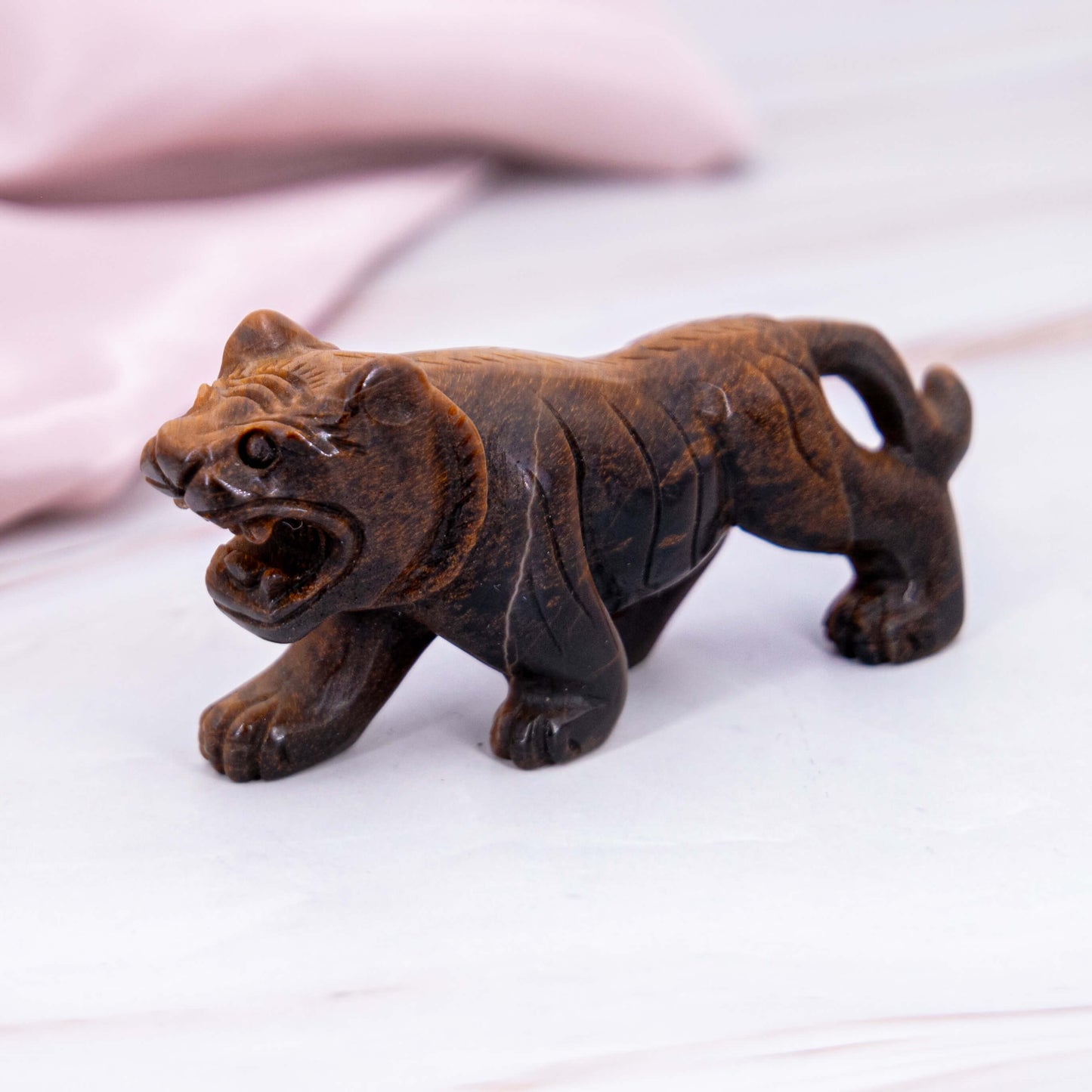 Tigerauge Tiger Auge Carving Tiger Löwe Tier Dschungel geschliffen geschnitzt braun bronze Annurah deutscher Onlineshop Kristalle Edelsteine Schutzsteine Heilsteine Schutz Mut Glück Wohlstand Erfolg Glücksbringer
