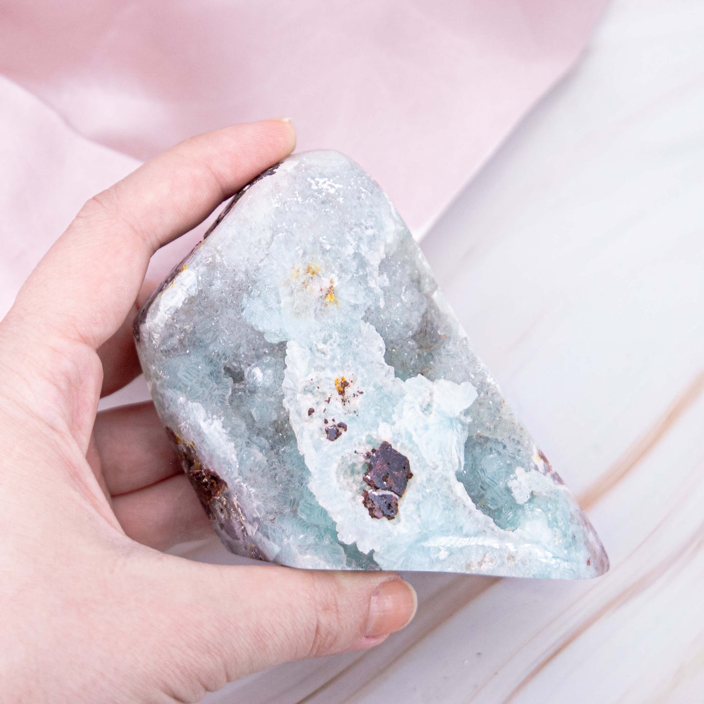 Hemimorphit Morphit Hemi blau Karibik Glitzer Schimmer Kristall Edelstein Schutzstein Glücksstein Annurah deutscher Onlineshop aqua türkis Cluster Geode Rohstück Rohstein Es ist ein Schutz & Kraft Stein, der uns gleichzeitig die Ruhe schenkt. Ruhe Entspannung Selbstbewusstsein