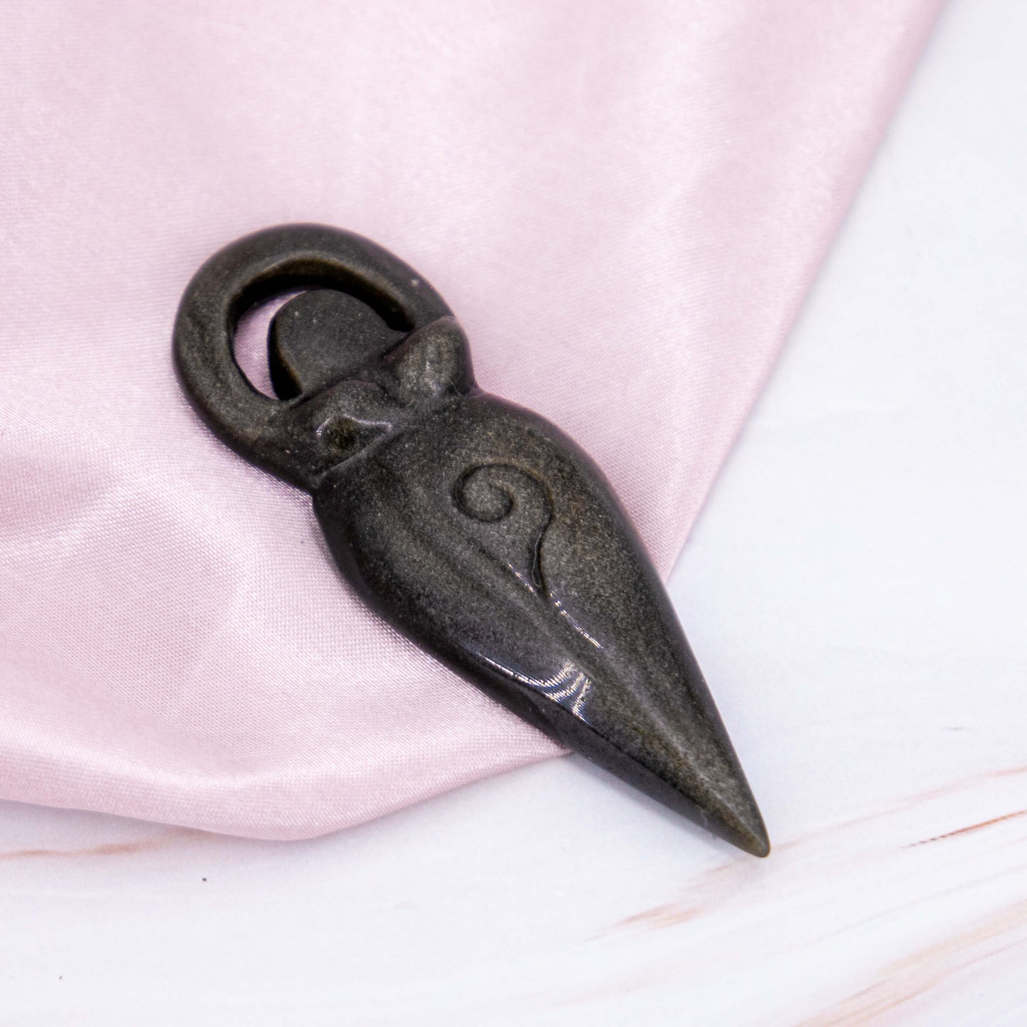 Goddess Carving Obsidian schwarz Göttin geschnitzt Flash gold silber Kristalle Heilsteine Edelsteine Schutzsteine Talisman Annurah deutscher Onlineshop