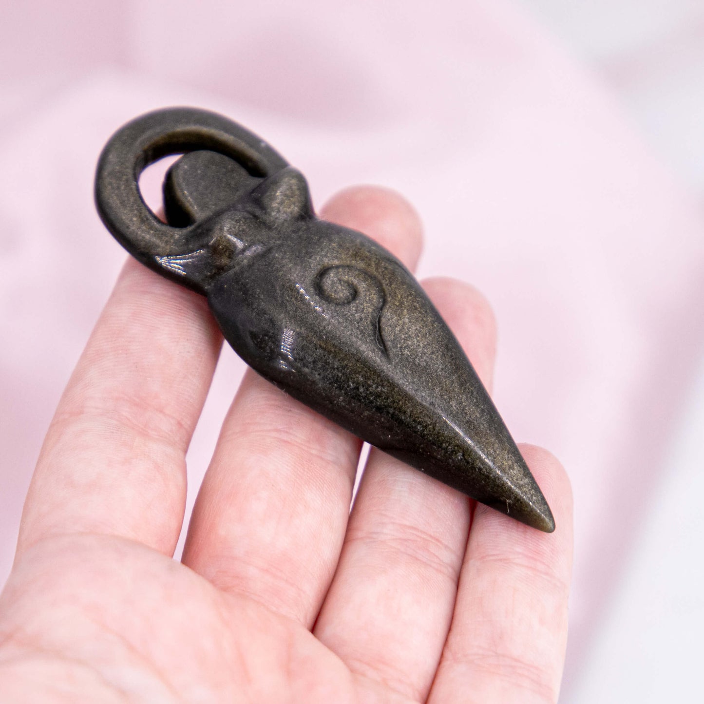 Goddess Carving Obsidian schwarz Göttin geschnitzt Flash gold silber Kristalle Heilsteine Edelsteine Schutzsteine Talisman Annurah deutscher Onlineshop Kraft Schutz Energie Stärke Persönliche Entwicklung