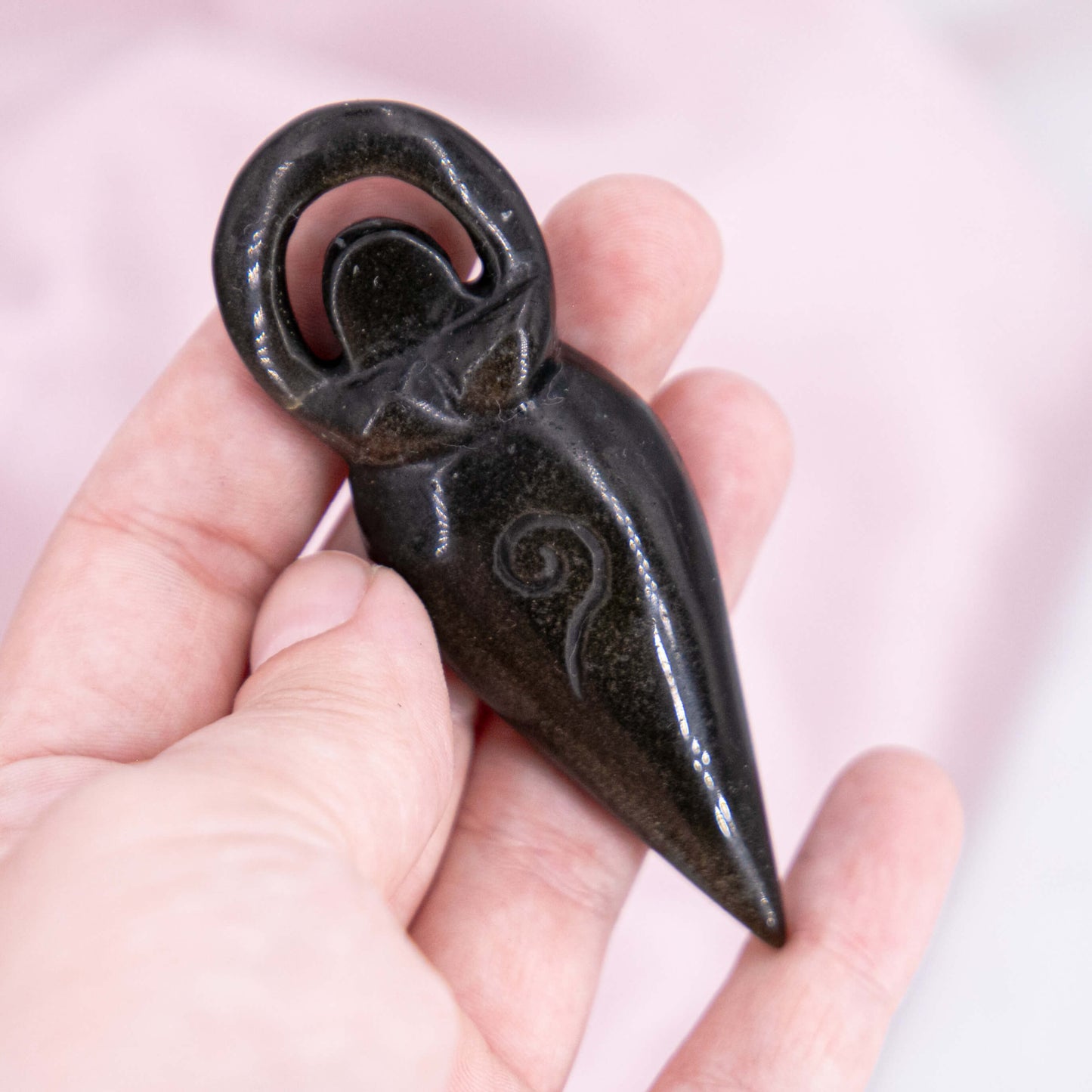 Goddess Carving Obsidian schwarz Göttin geschnitzt Flash gold silber Kristalle Heilsteine Edelsteine Schutzsteine Talisman Annurah deutscher Onlineshop Klarheit Ausgeglichenheit Eifersucht Ängste Stress Stärke Hellsichtigkeit Erdet Gedanken ordnen negative Energien