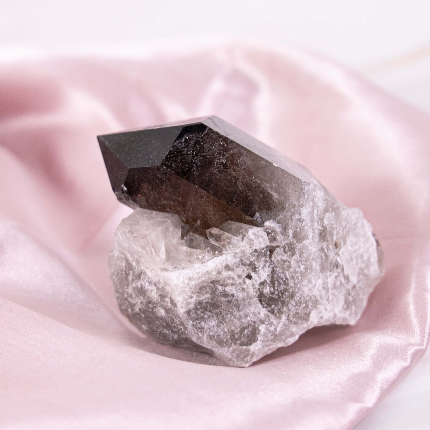 Rauchquarz Morion, Osiriskristall oder Colorado Diamant Rohspitze Kristall Edelstein Heilstein Schutzstein Kristallspitze Kristallturm Spitze Turm Rohstein grau weiss Quarz Annurah deutscher Onlineshop Schutz Heilung Stabilität Persönliche Entwicklung Süchte