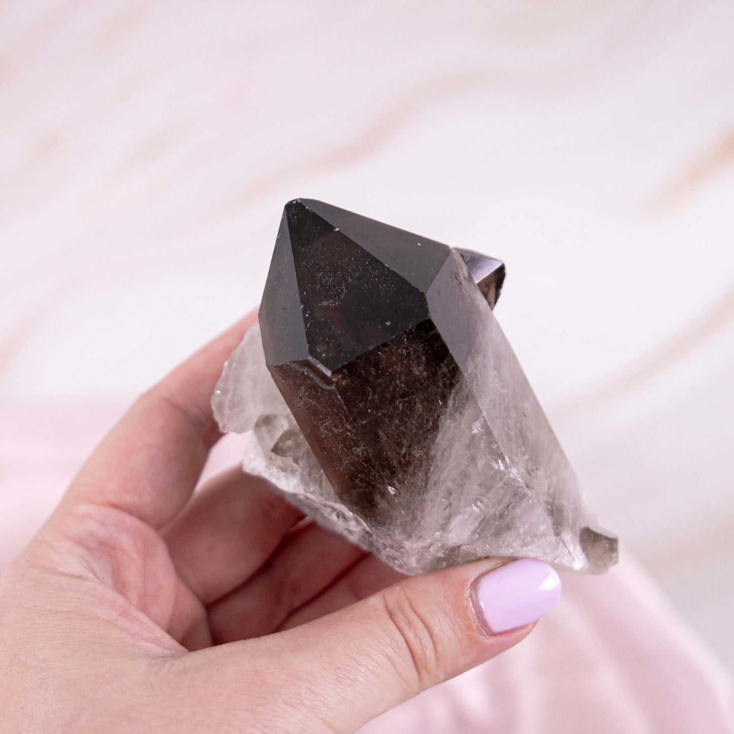 Rauchquarz Morion, Osiriskristall oder Colorado Diamant Rohspitze Kristall Edelstein Heilstein Schutzstein Kristallspitze Kristallturm Spitze Turm Rohstein grau weiss Quarz Annurah deutscher Onlineshop Geburts- & Glücksstein für den: 17. Oktober Sternzeichen: Steinbock, Waage, Skorpion Chakra: Wurzelchakra, Solarplexus Erzengel: Sandalphon