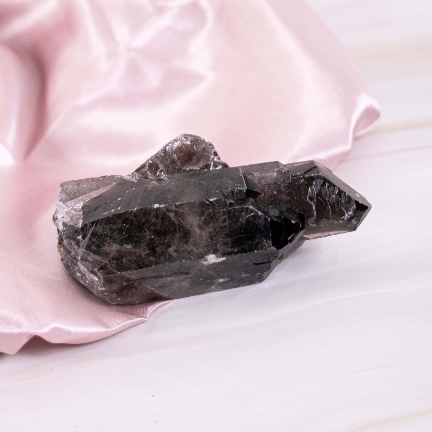 Rauchquarz Morion, Osiriskristall oder Colorado Diamant Rohspitze Kristall Edelstein Heilstein Schutzstein Kristallspitze Kristallturm Spitze Turm Rohstein grau weiss Quarz Annurah deutscher Onlineshop Schutz Heilung Stabilität Persönliche Entwicklung Süchte