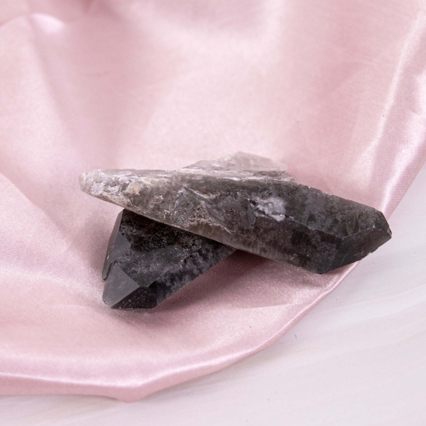Rauchquarz Morion, Osiriskristall oder Colorado Diamant Rohspitze Kristall Edelstein Heilstein Schutzstein Kristallspitze Kristallturm Spitze Turm Rohstein grau weiss Quarz Annurah deutscher Onlineshop Schutz Heilung Stabilität Persönliche Entwicklung Süchte