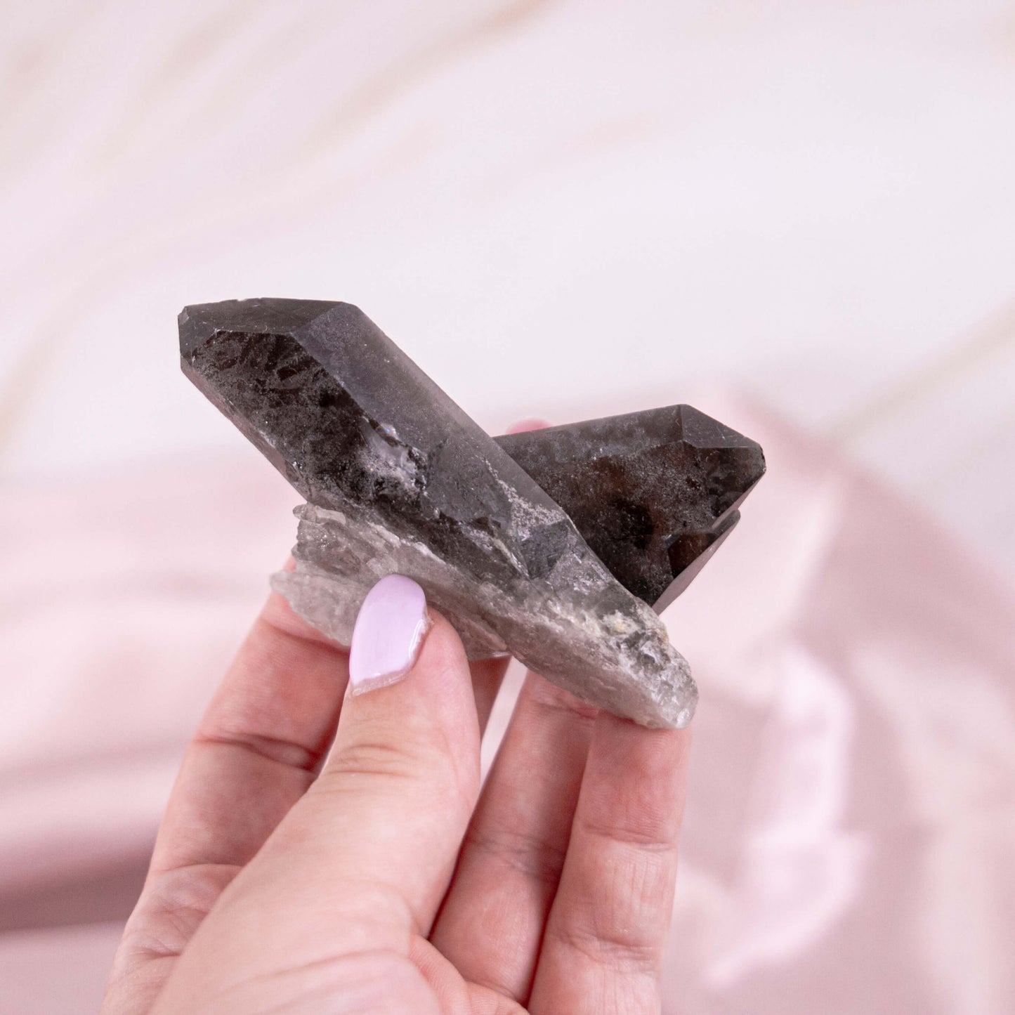 Rauchquarz Morion, Osiriskristall oder Colorado Diamant Rohspitze Kristall Edelstein Heilstein Schutzstein Kristallspitze Kristallturm Spitze Turm Rohstein grau weiss Quarz Annurah deutscher Onlineshop Geburts- & Glücksstein für den: 17. Oktober Sternzeichen: Steinbock, Waage, Skorpion Chakra: Wurzelchakra, Solarplexus Erzengel: Sandalphon