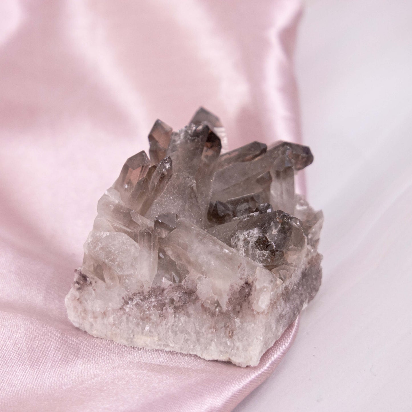 Rauchquarz Morion, Osiriskristall oder Colorado Diamant Rohspitze Kristall Edelstein Heilstein Schutzstein Kristallspitze Kristallturm Spitze Turm Rohstein grau weiss Quarz Annurah deutscher Onlineshop Schutz Heilung Stabilität Persönliche Entwicklung Süchte