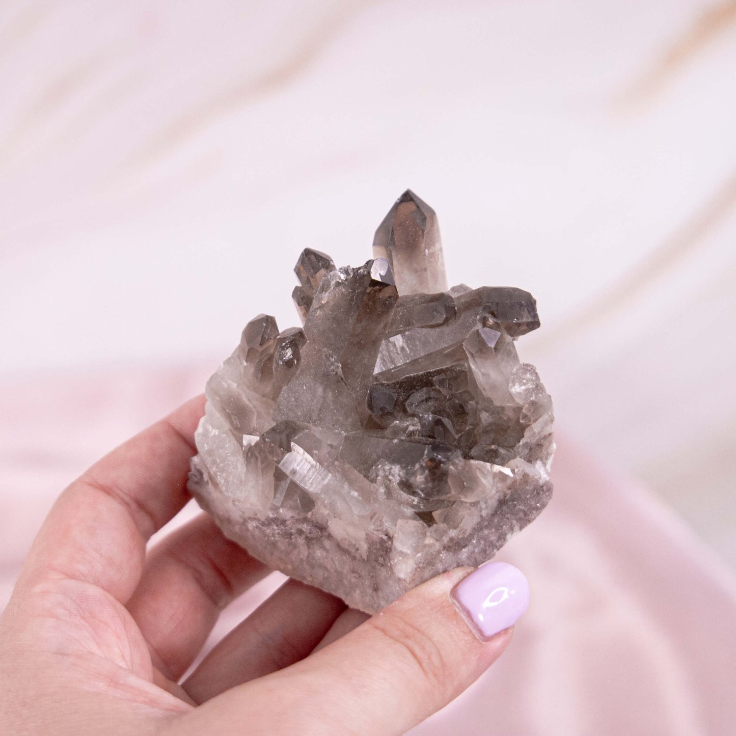 Rauchquarz Morion, Osiriskristall oder Colorado Diamant Rohspitze Kristall Edelstein Heilstein Schutzstein Kristallspitze Kristallturm Spitze Turm Rohstein grau weiss Quarz Annurah deutscher Onlineshop Geburts- & Glücksstein für den: 17. Oktober Sternzeichen: Steinbock, Waage, Skorpion Chakra: Wurzelchakra, Solarplexus Erzengel: Sandalphon