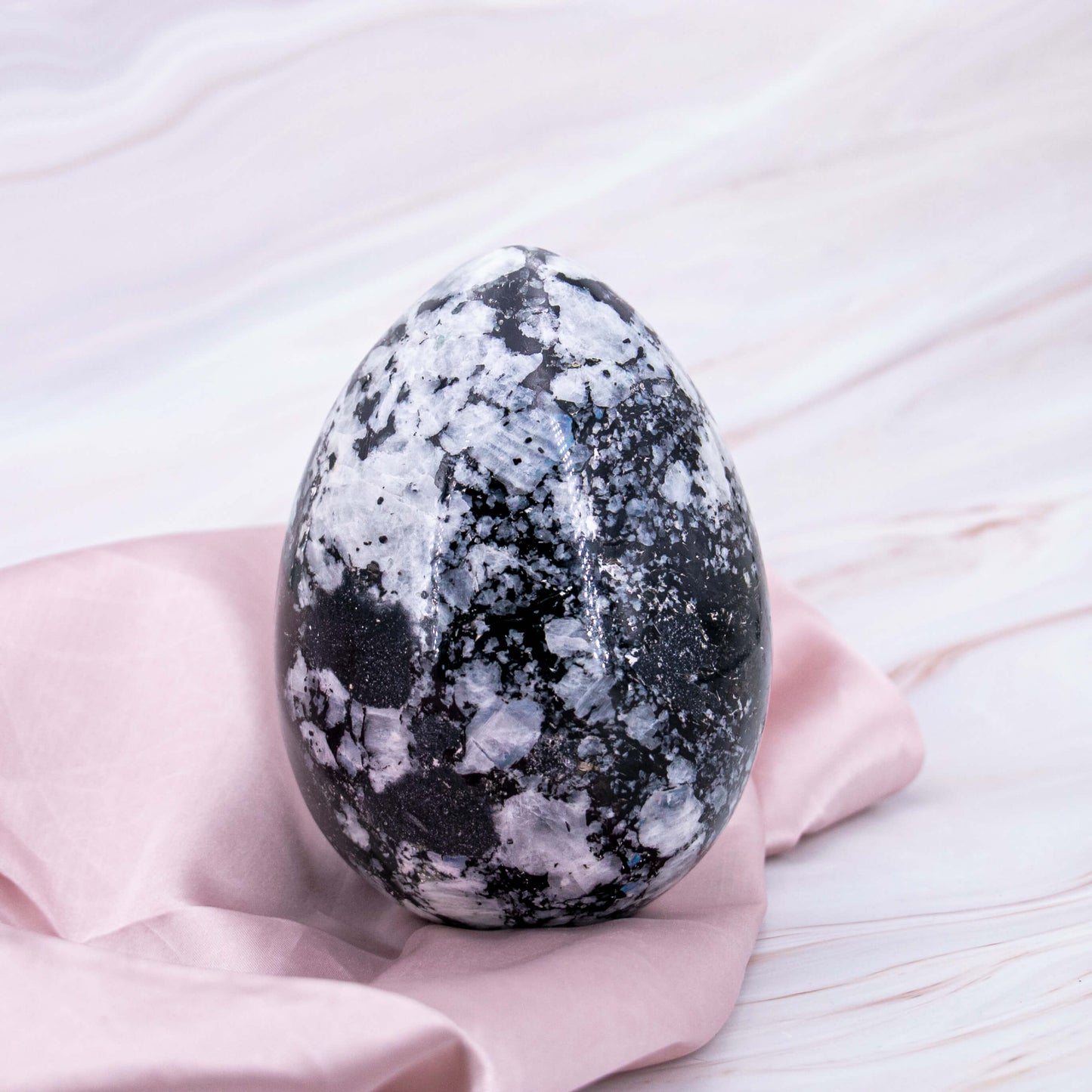 Turmalin QUarz Ei schwarz weiss Ei egg XXL XL mega gross Carving Kugel sphere Schutzstein Schutz Regenbogen flash Kristall Edelstein Heilstein Annurah deutscher Onlineshop Schutz Stabilität Ausgleich Mut Stärke