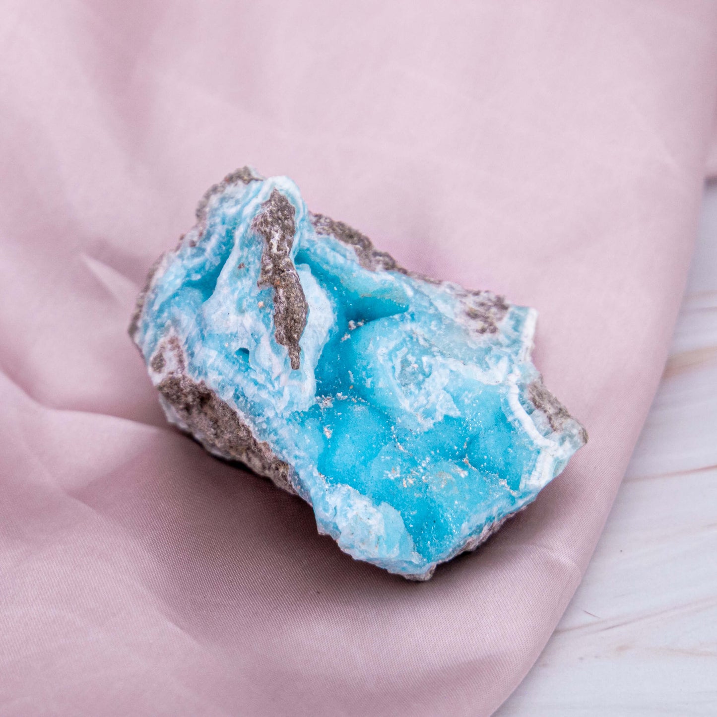 Hemimorphit Morphit Hemi blau Karibik Glitzer Schimmer Kristall Edelstein Schutzstein Glücksstein Annurah deutscher Onlineshop aqua türkis Cluster Geode Rohstück Rohstein Es ist ein Schutz & Kraft Stein, der uns gleichzeitig die Ruhe schenkt.