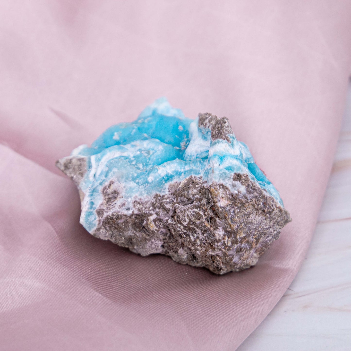 Hemimorphit Morphit Hemi blau Karibik Glitzer Schimmer Kristall Edelstein Schutzstein Glücksstein Annurah deutscher Onlineshop aqua türkis Cluster Geode Rohstück Ähnlich wie das Meer, erinnert er uns, an ein auf und ab im Leben mit Höhen und Tiefen Meer Sand Sommer